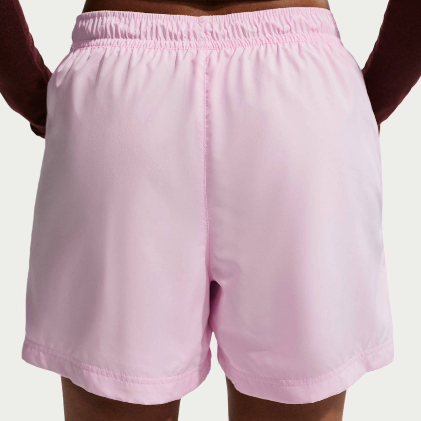Женские тканые шорты Nike Sportswear Classic Wovens со средней посадкой, цвет: Розовый пенный / Молочный — фото 3