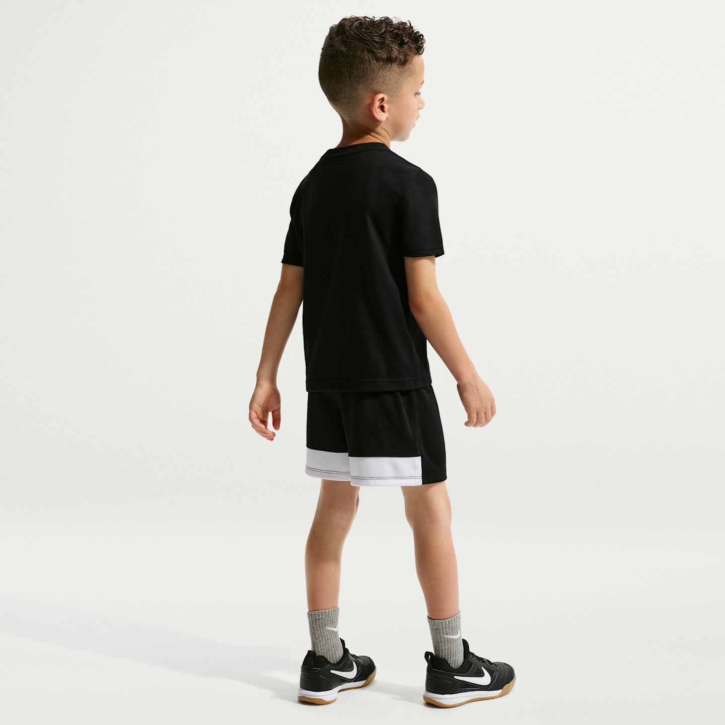 Детский комплект Nike Soccer Graphic T-Shirt and Shorts Set, цвет: Чёрный — фото 7