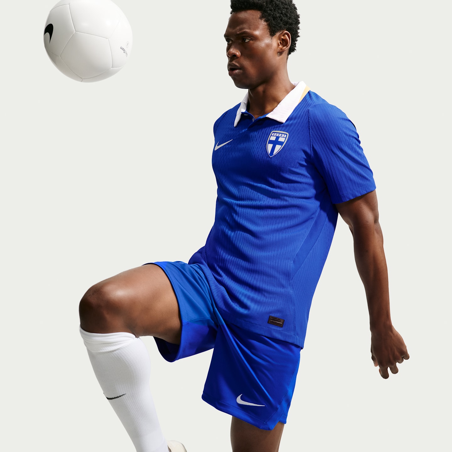 Мужской топ Nike Finland 2026 Match Home Aero-FIT Soccer Authentic Jersey, цвет: Синий / Белый — фото 3