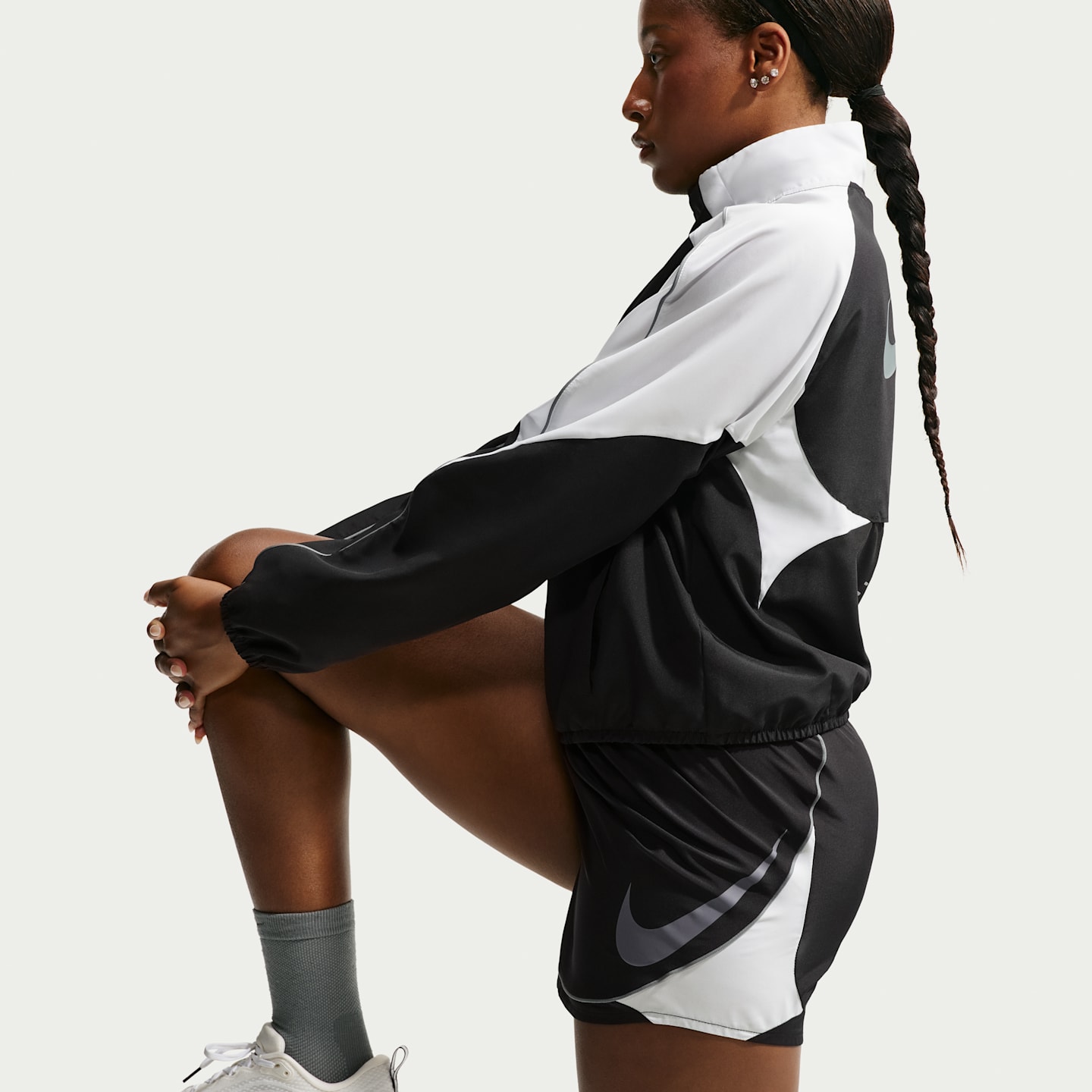 Женские беговые шорты Nike Swoosh Dri-FIT со средней посадкой, без подкладки, цвет: Чёрный / Белый — фото 4