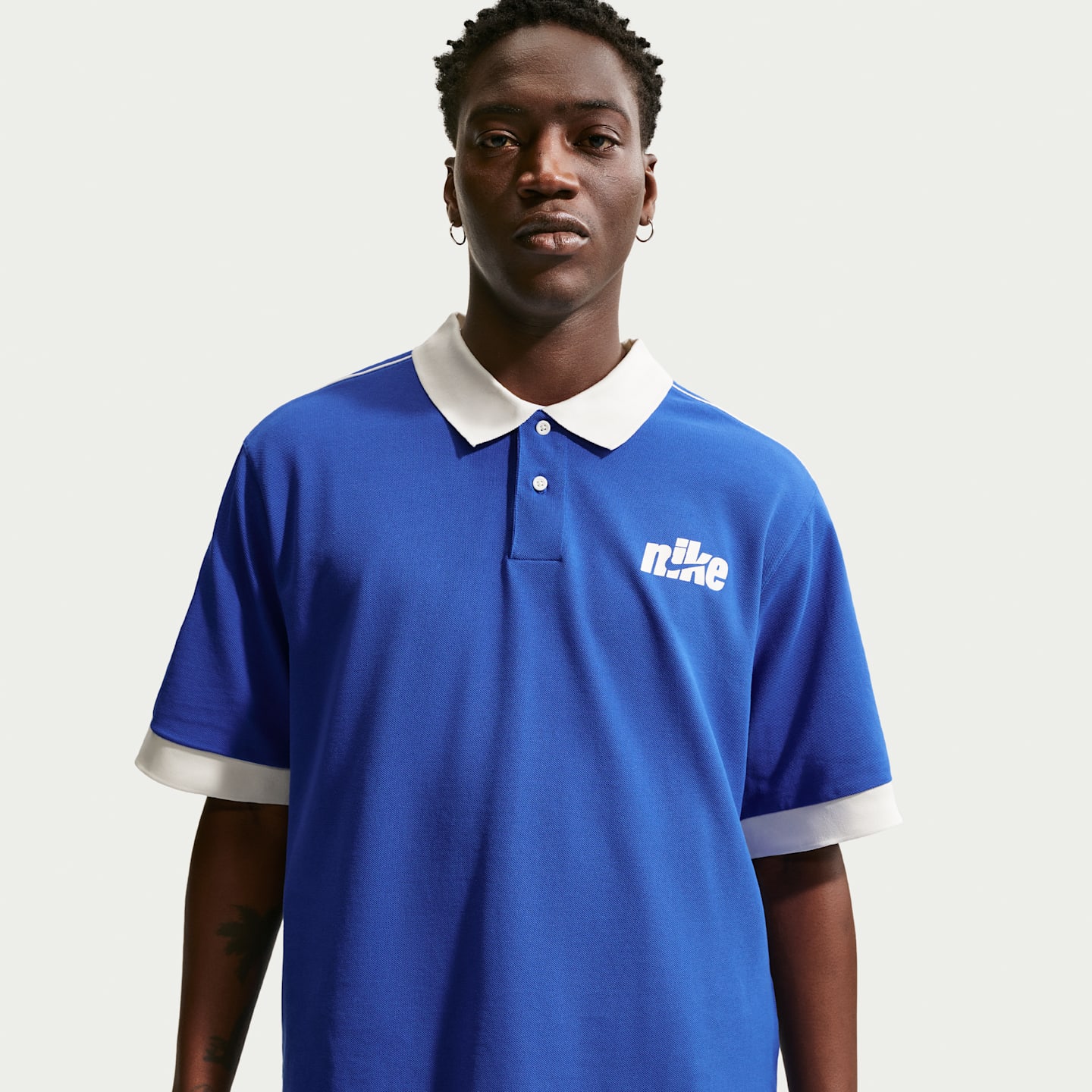 Мужское поло Nike Sportswear Club Oversized Short-Sleeve Polo, цвет: Королевский синий / Молочный — фото 1
