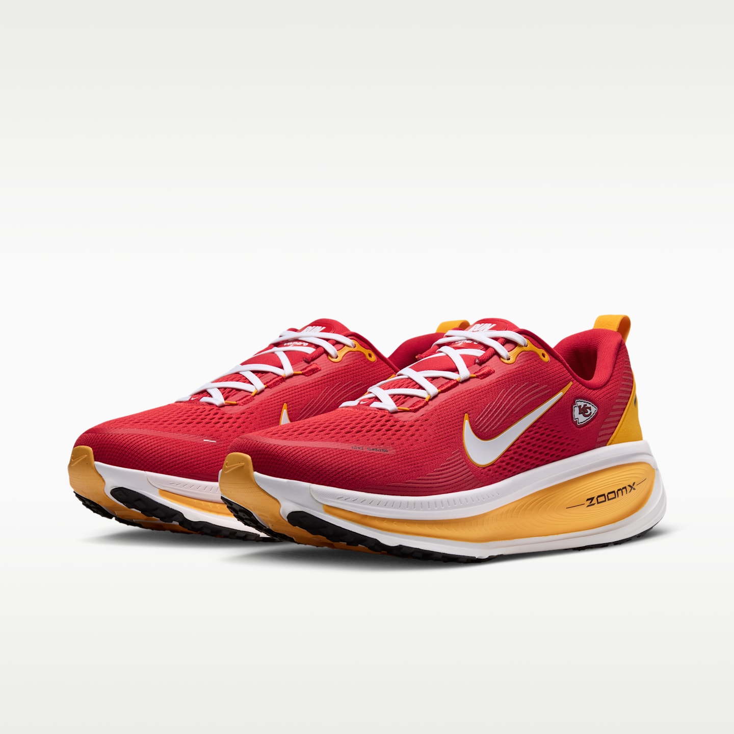 Мужские кроссовки Nike Vomero 18 (Kansas City Chiefs) NFL Road Running, цвет: Красный / Золотой — фото 5