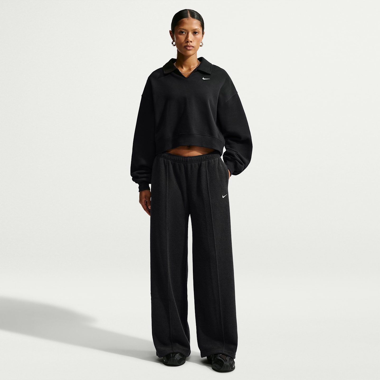 Женские широкие брюки Nike Studio Fleece Plush со средней посадкой, цвет: Чёрный / Молочный — фото 1
