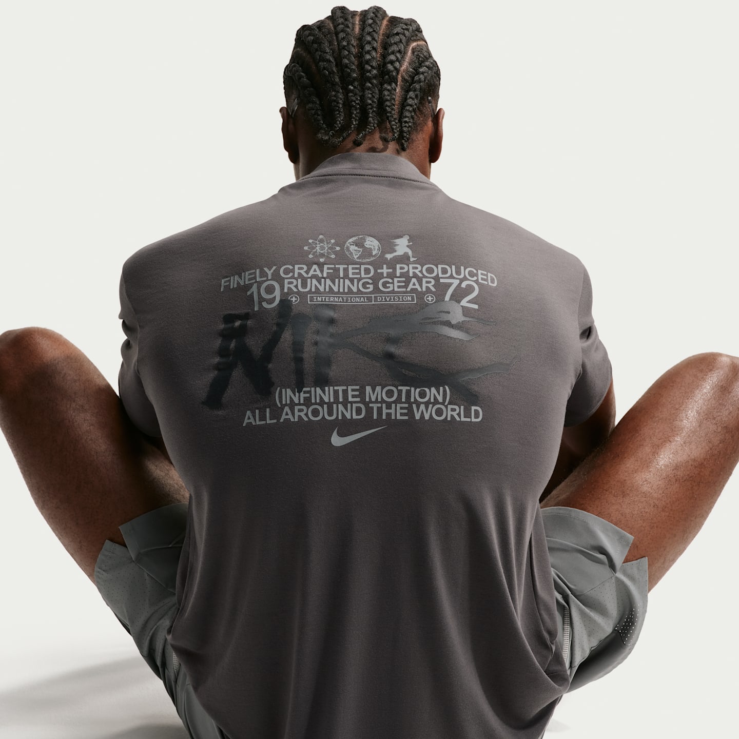 Мужской беговой топ Nike Dri-FIT с коротким рукавом, цвет: Средний пепельный / Чёрный — фото 2