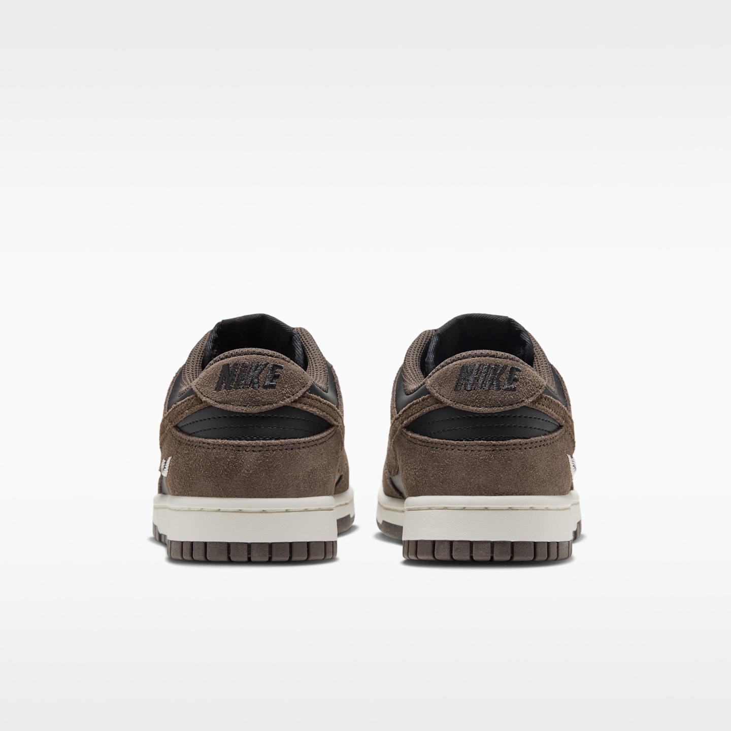 Женские кроссовки Nike Dunk Low Suede, цвет: Чёрный / Молочный — фото 6