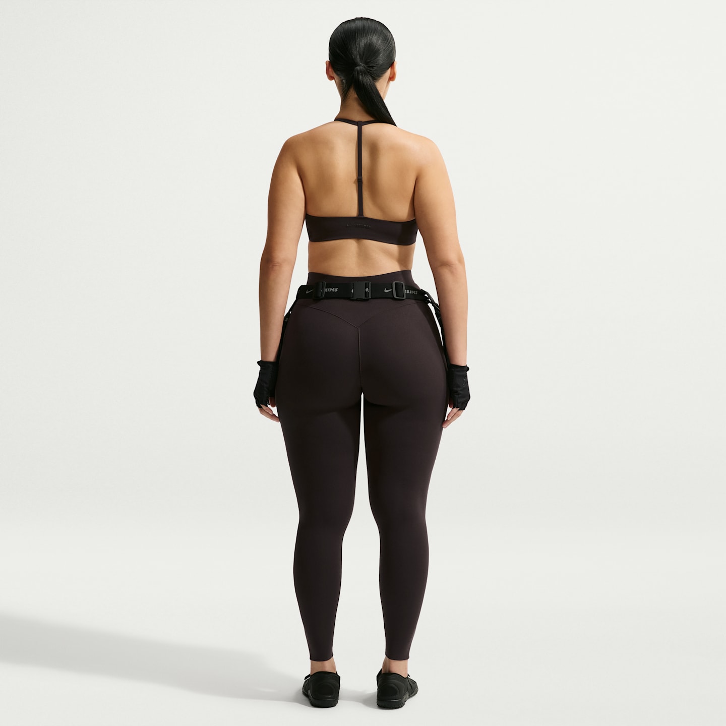 Женские легинсы NikeSKIMS Studio Stretch, цвет: Кофейный — фото 11