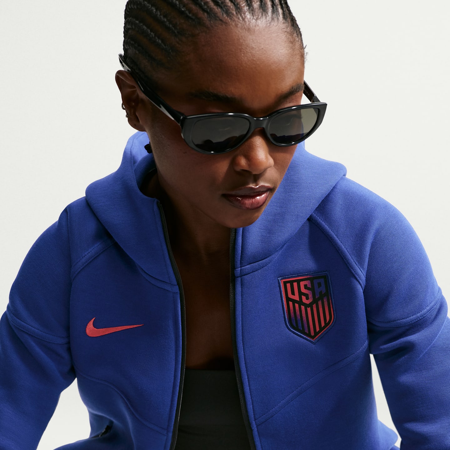 Женская футбольная худи на молнии Nike Usmnt Tech Fleece Windrunner, цвет: Королевский синий / Красный — фото 3