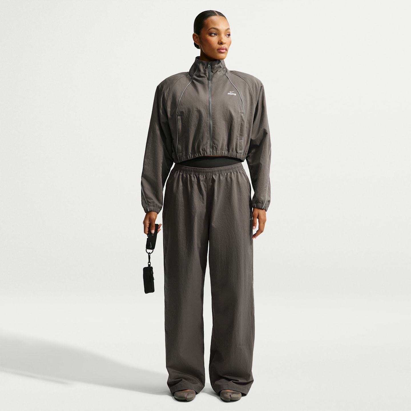 Женская куртка NikeSKIMS Crunchy Nylon Cropped, цвет: Nskm Boulder — фото 4