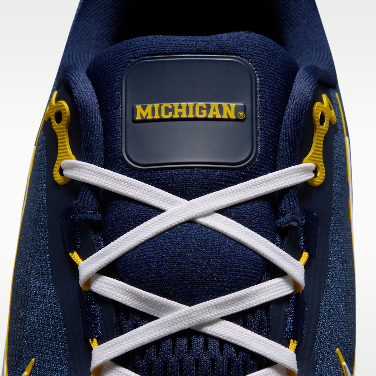 Мужские кроссовки Nike College Vomero 18 (Michigan) Road Running, цвет: Тёмно-синий / Белый — фото 9