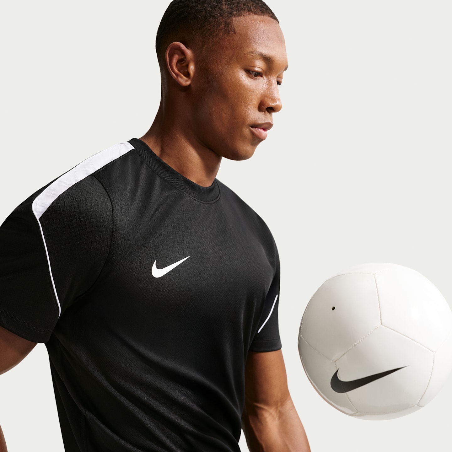 Мужской топ Nike Strike Dri-FIT Short-Sleeve Soccer Top, цвет: Чёрный / Белый — фото 3