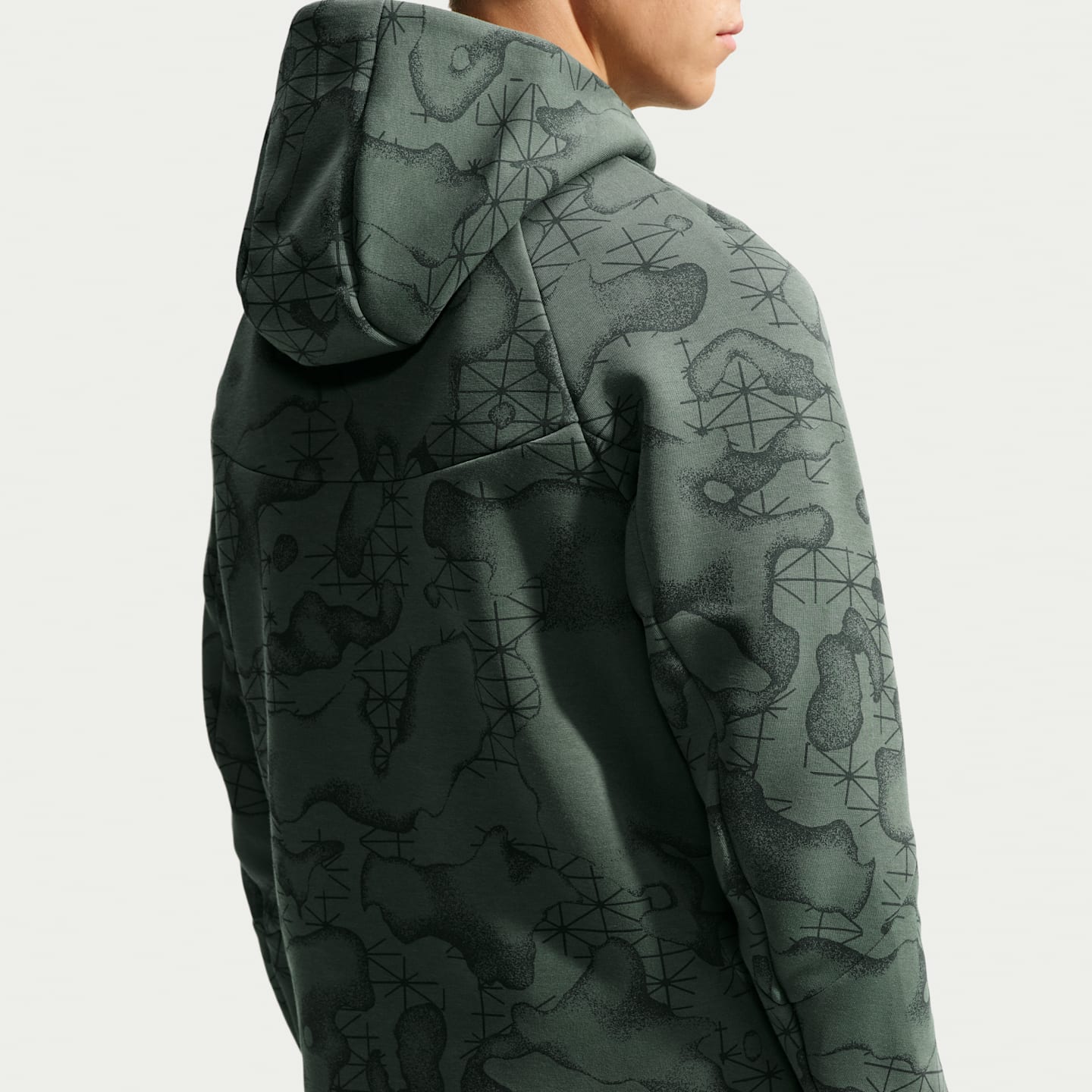 Мужская флисовая куртка Nike Tech Windrunner на молнии с принтом по всей поверхности, цвет: Камуфляжный зелёный / Чёрный еловый — фото 2