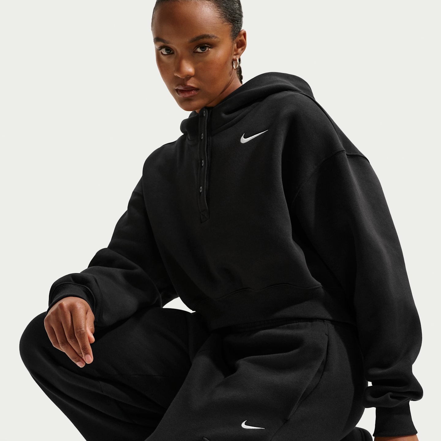 Женское худи Nike Sportswear Phoenix Fleece Oversized Cropped Henley, цвет: Чёрный / Молочный — фото 3