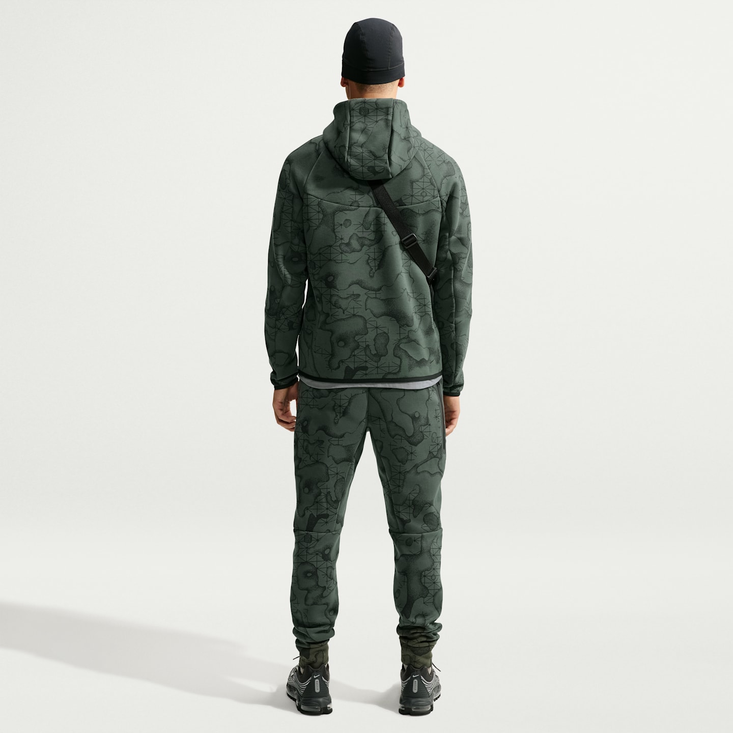 Мужская флисовая куртка Nike Tech Windrunner на молнии с принтом по всей поверхности, цвет: Камуфляжный зелёный / Чёрный еловый — фото 5