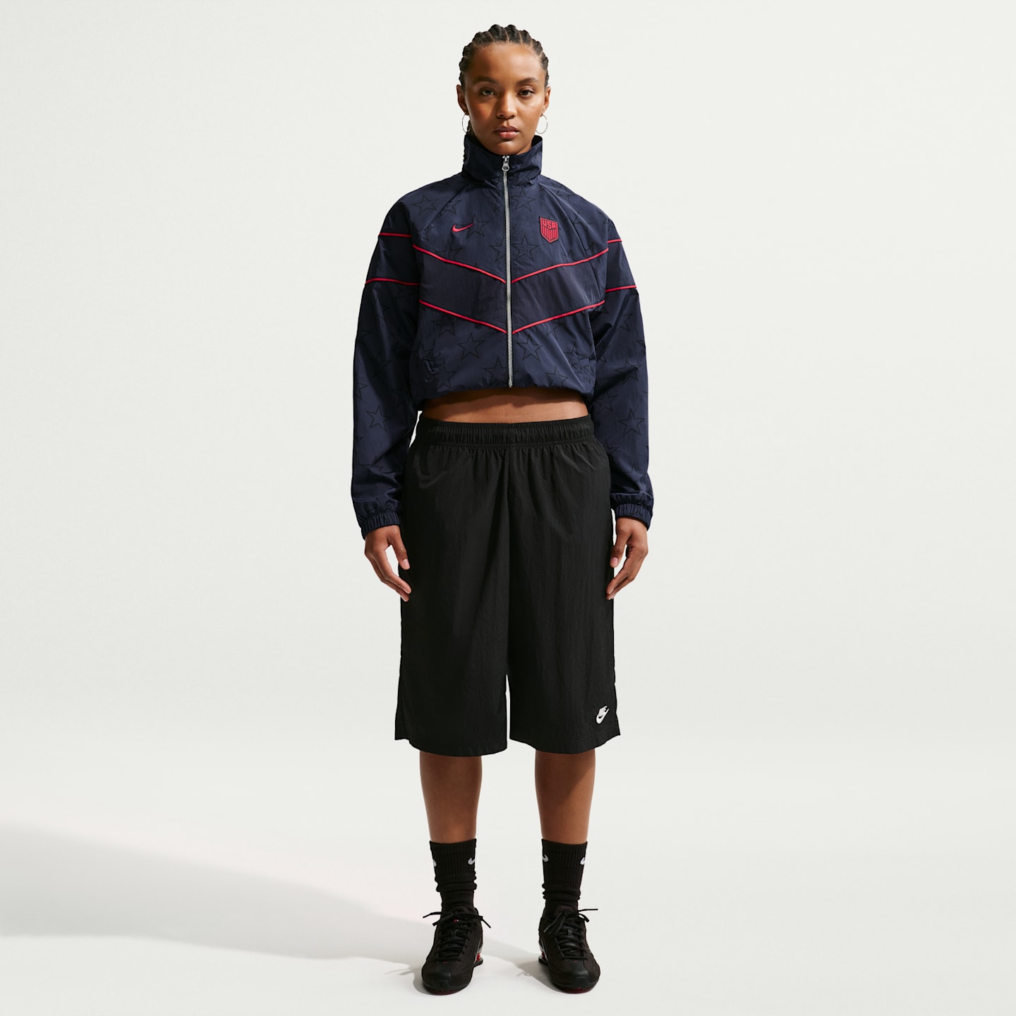 Женская футбольная тканая куртка с УФ-защитой Nike Usmnt Windrunner, цвет: Обсидиановый / Красный — фото 4