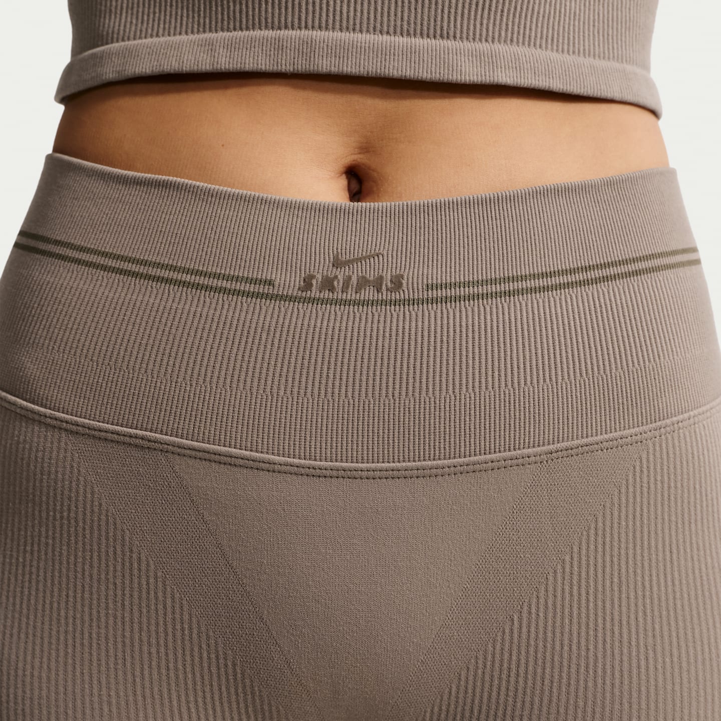 Женские шорты NikeSKIMS Ribbed Seamless 5", цвет: Nskm Driftwood — фото 6