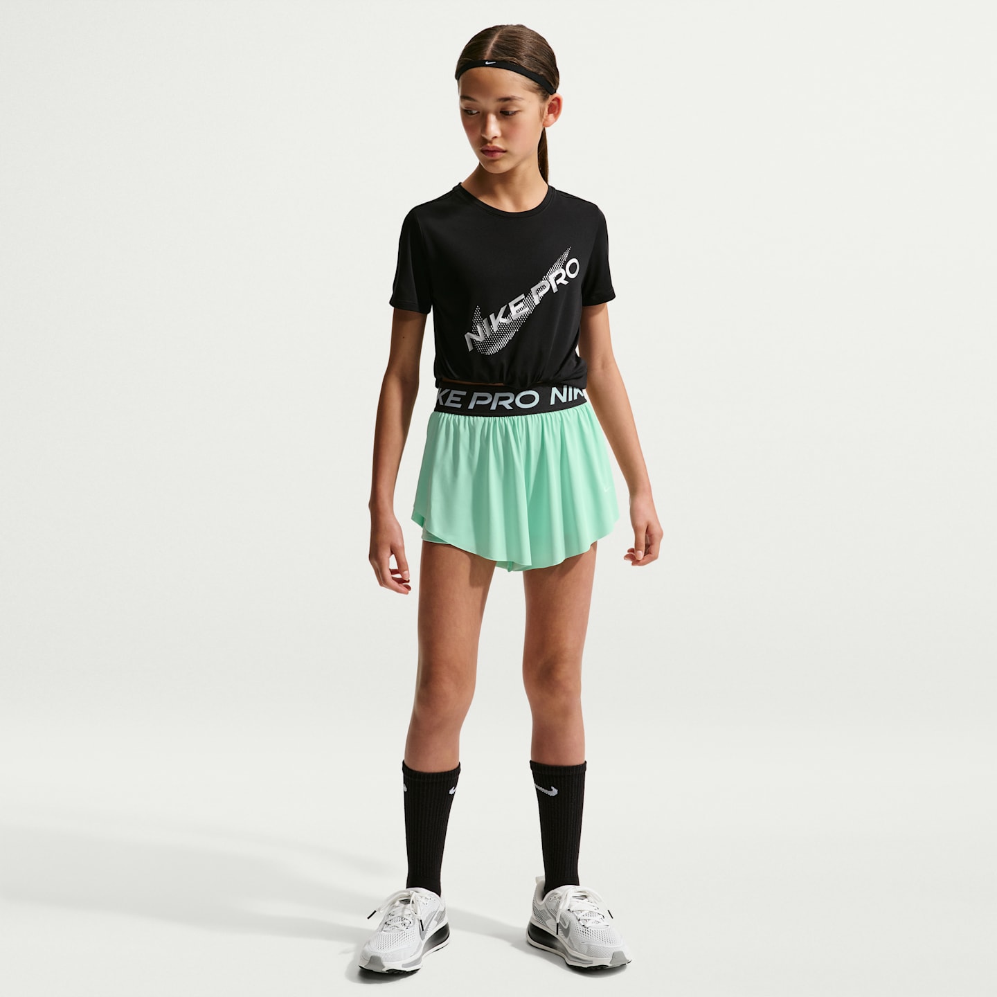Шорты Nike Pro Dri-FIT 2-in-1 для девочек, цвет: Зелёный / Чёрный