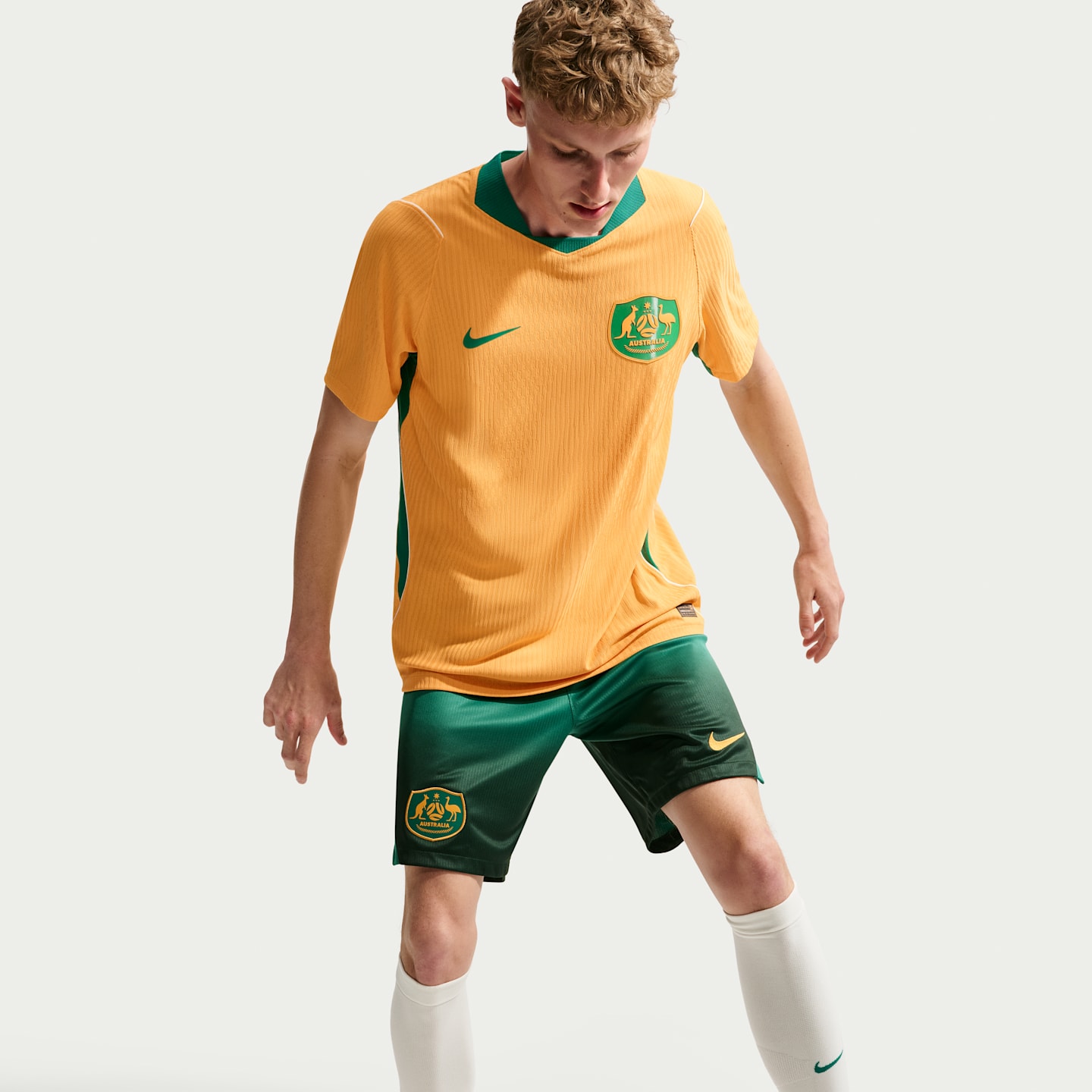 Мужские футбольные шорты Nike Australia 2026 Stadium Home Dri-FIT Replica, цвет: Зелёный / Молочный — фото 4
