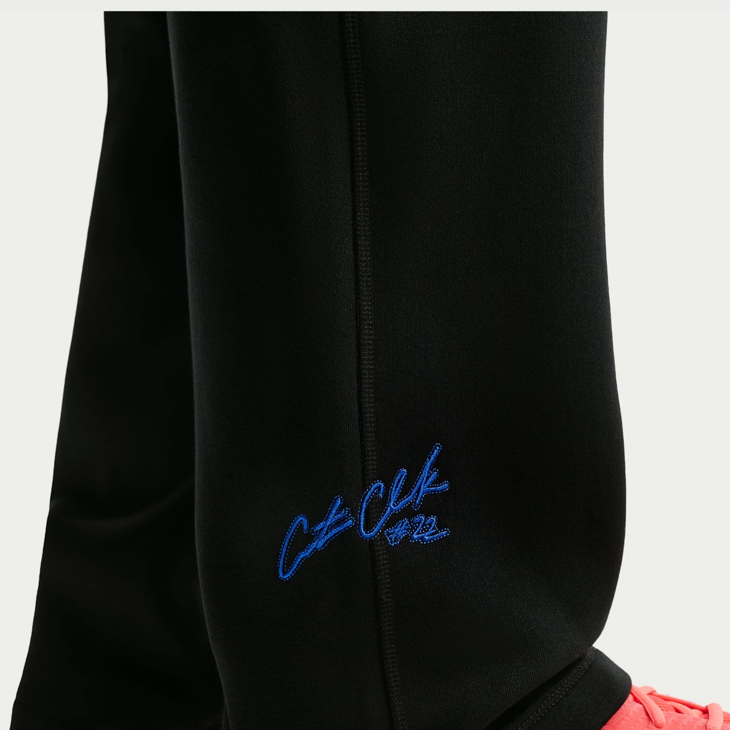 Детские баскетбольные брюки Nike Caitlin Clark из начёсанного флиса, цвет: Чёрный / Королевский синий — фото 5