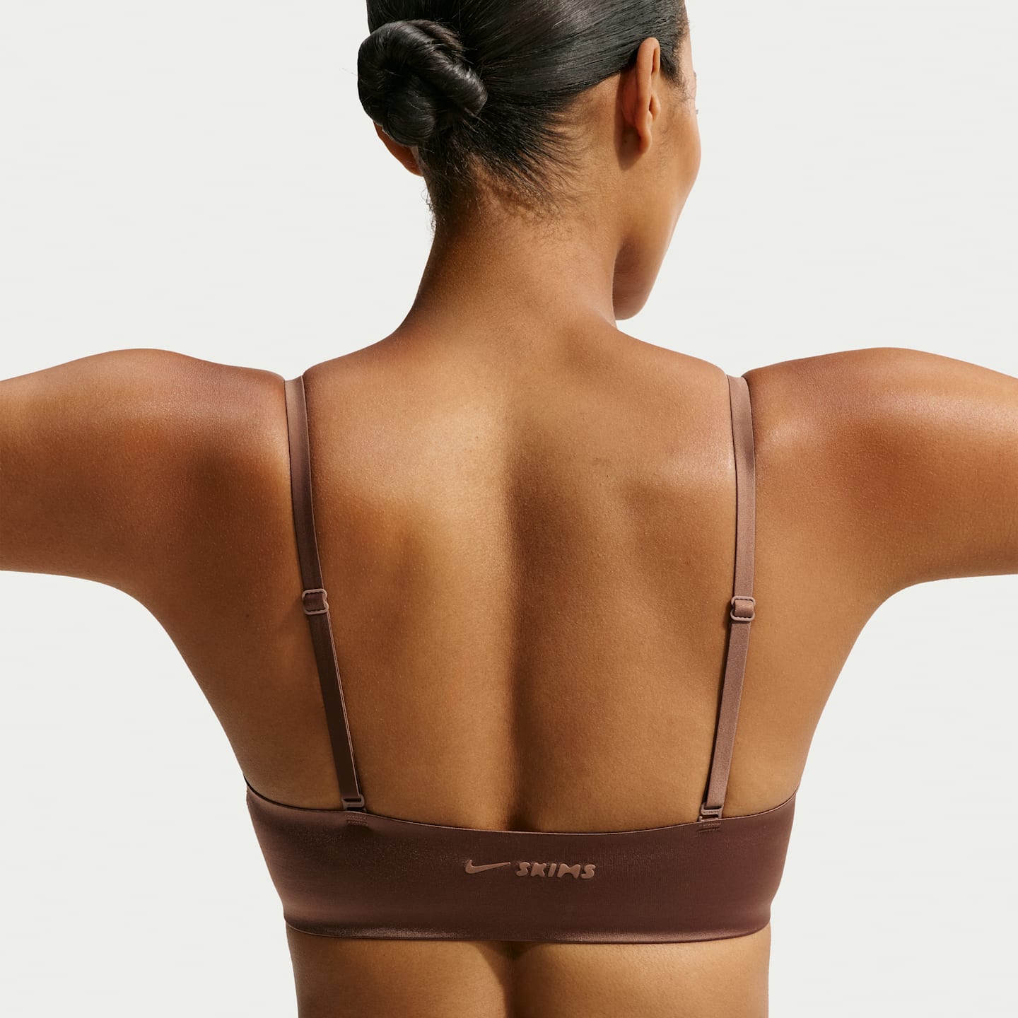 Женский бюстгальтер NikeSKIMS Satin Shine Scoop Cami, цвет: Коричневый — фото 2