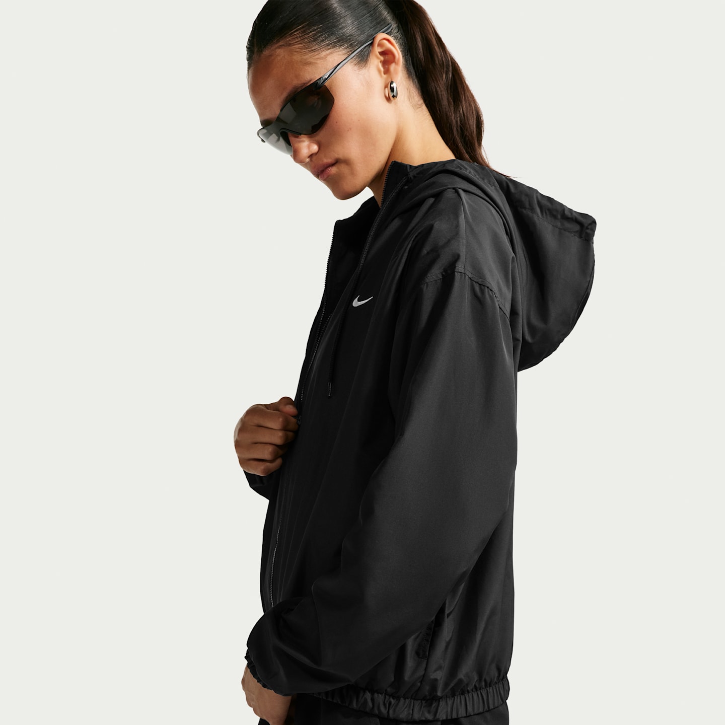 Женская куртка Nike Sportswear Loose UV Hooded Jacket (Plus Size), цвет: Чёрный / Молочный — фото 3