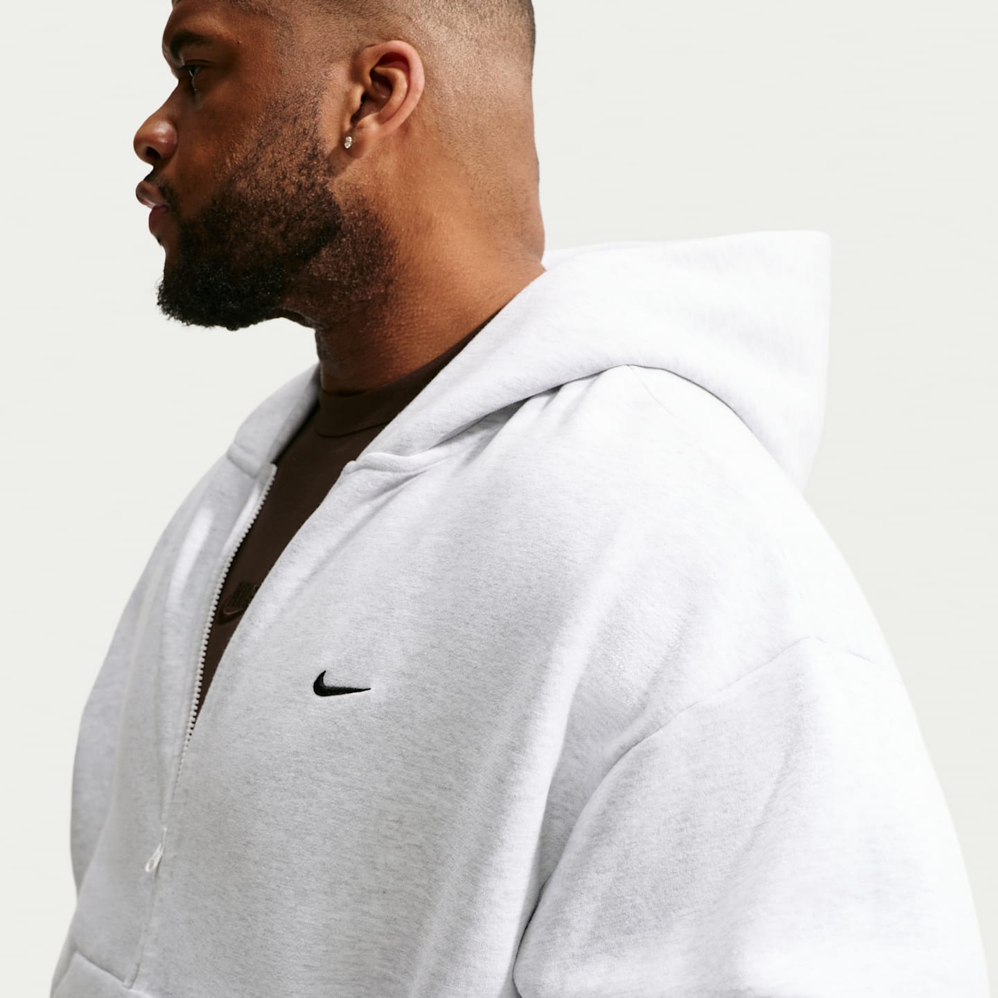 Мужское флисовое худи на молнии Nike Solo, цвет: Берёзовый меланжевый / Чёрный — фото 9
