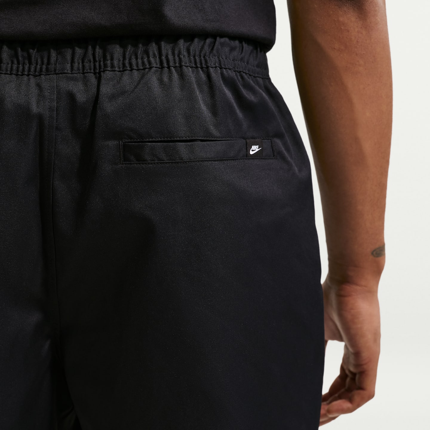 Мужские брюки Nike Club Woven Tapered, цвет: Чёрный / Белый — фото 3