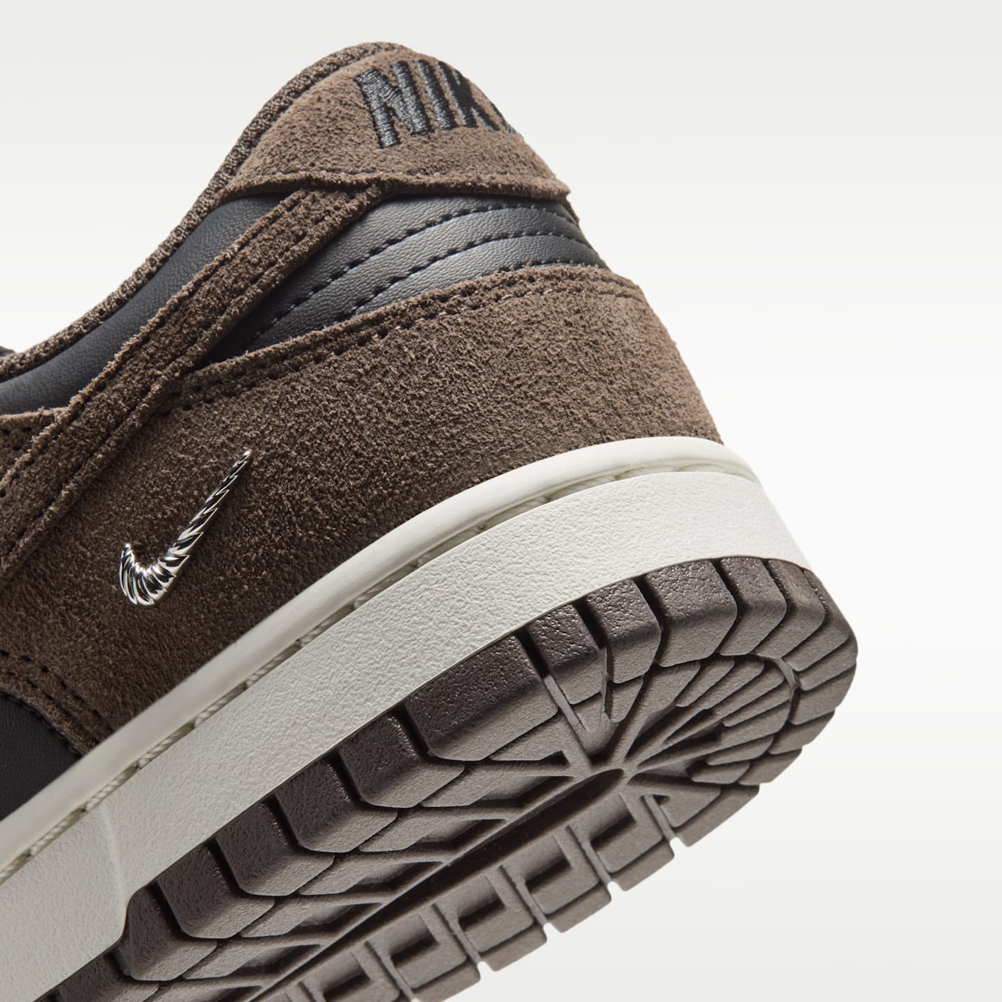 Женские кроссовки Nike Dunk Low Suede, цвет: Чёрный / Молочный — фото 8