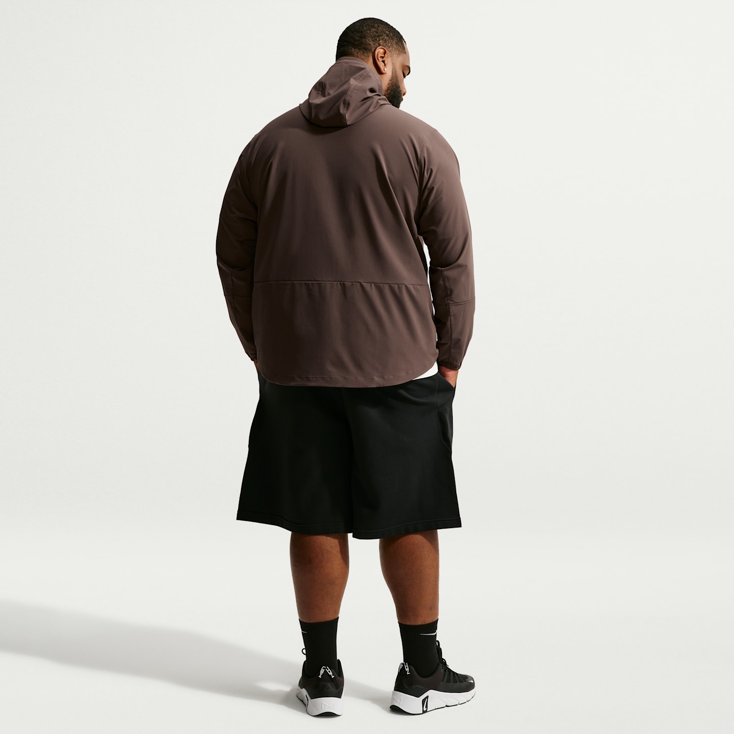 Мужская универсальная куртка Nike Unlimited Repel с капюшоном, цвет: Коричневый / Чёрный — фото 11