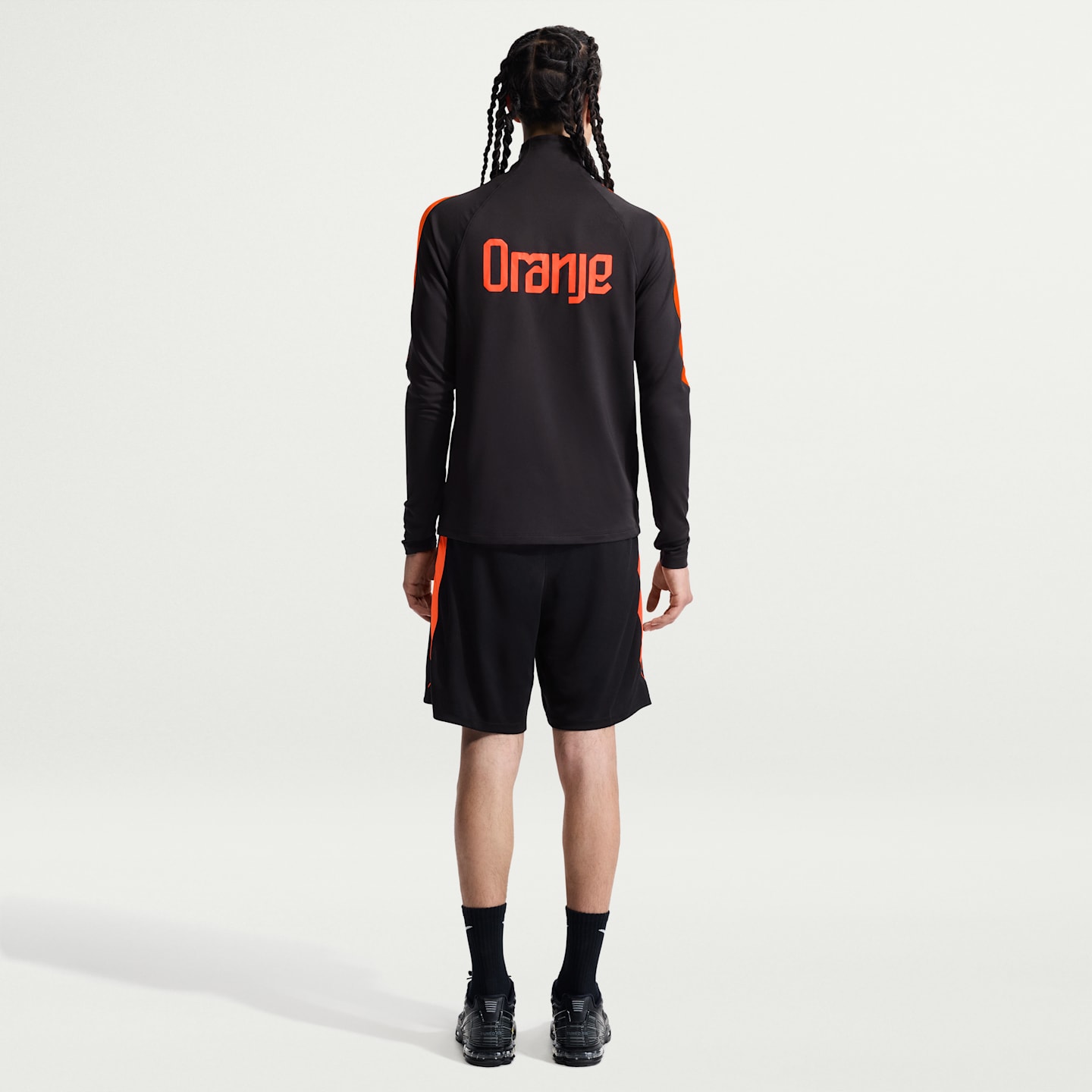 Мужской тренировочный футбольный топ Nike Dri-FIT Netherlands Strike, цвет: Чёрный / Малиновый — фото 6