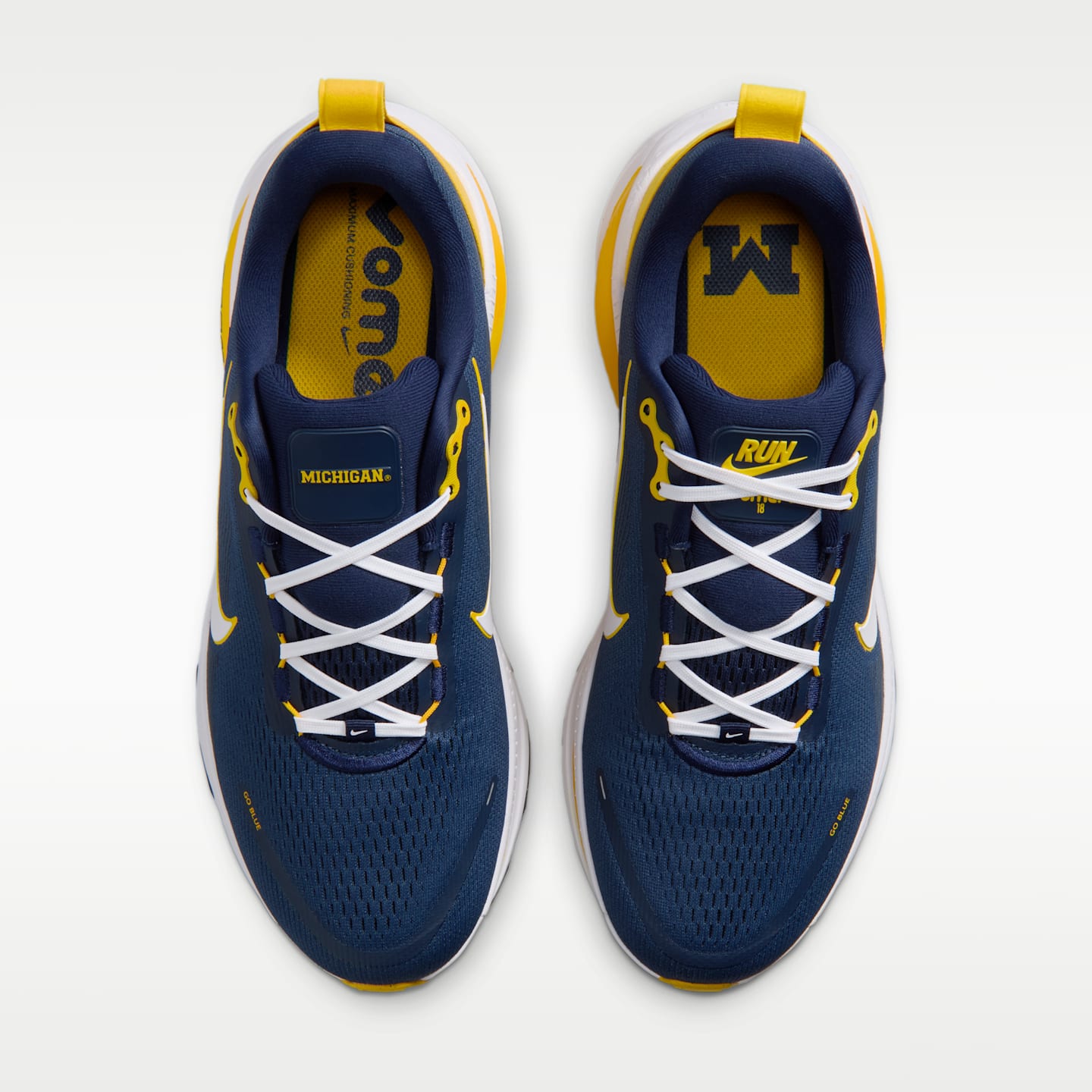 Мужские кроссовки Nike College Vomero 18 (Michigan) Road Running, цвет: Тёмно-синий / Белый — фото 4