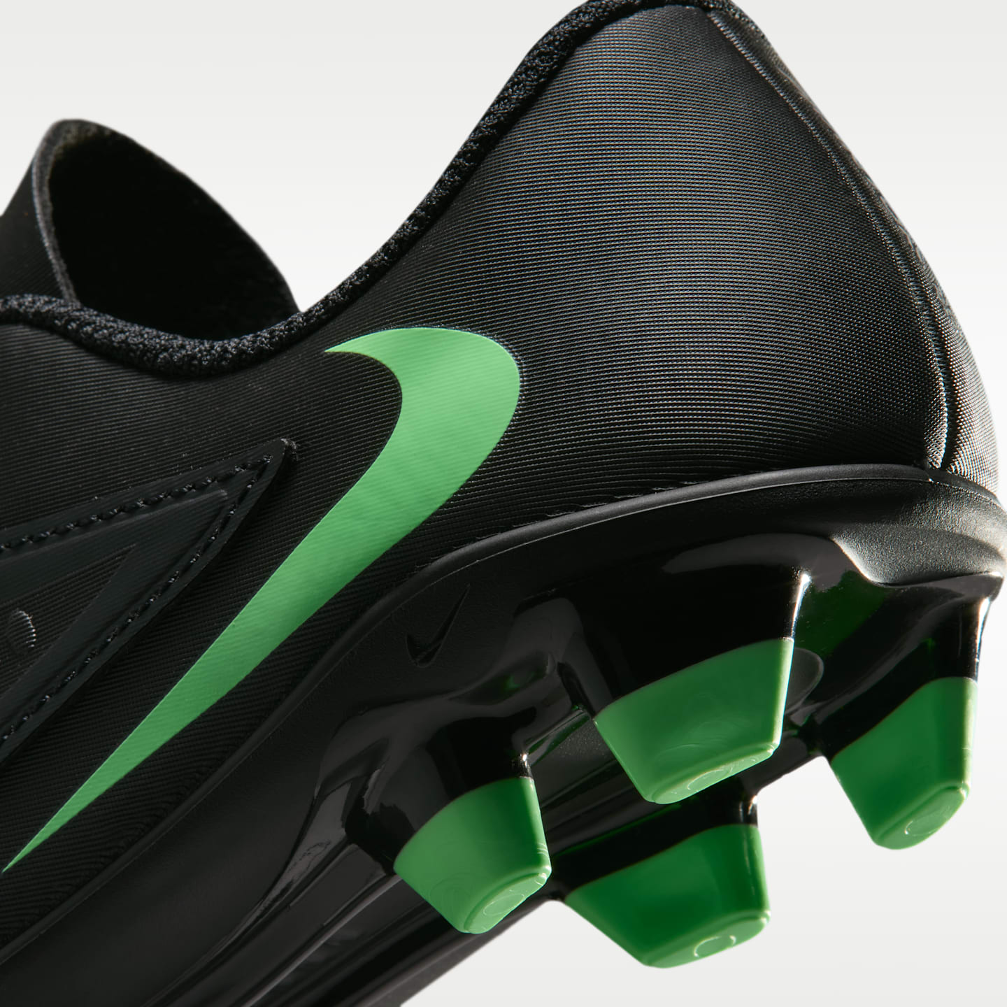 Детские бутсы Nike Jr. Phantom 6 Low Club Multi-Ground Soccer Cleats, цвет: Чёрный / Зелёный — фото 9