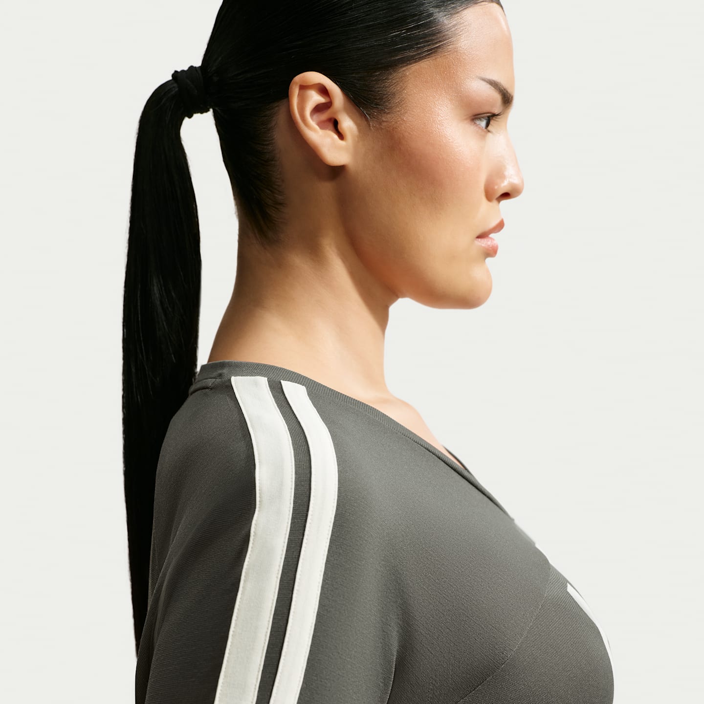Женский топ NikeSKIMS Stretch Knit V-Neck Short-Sleeve, цвет: Экрю — фото 9