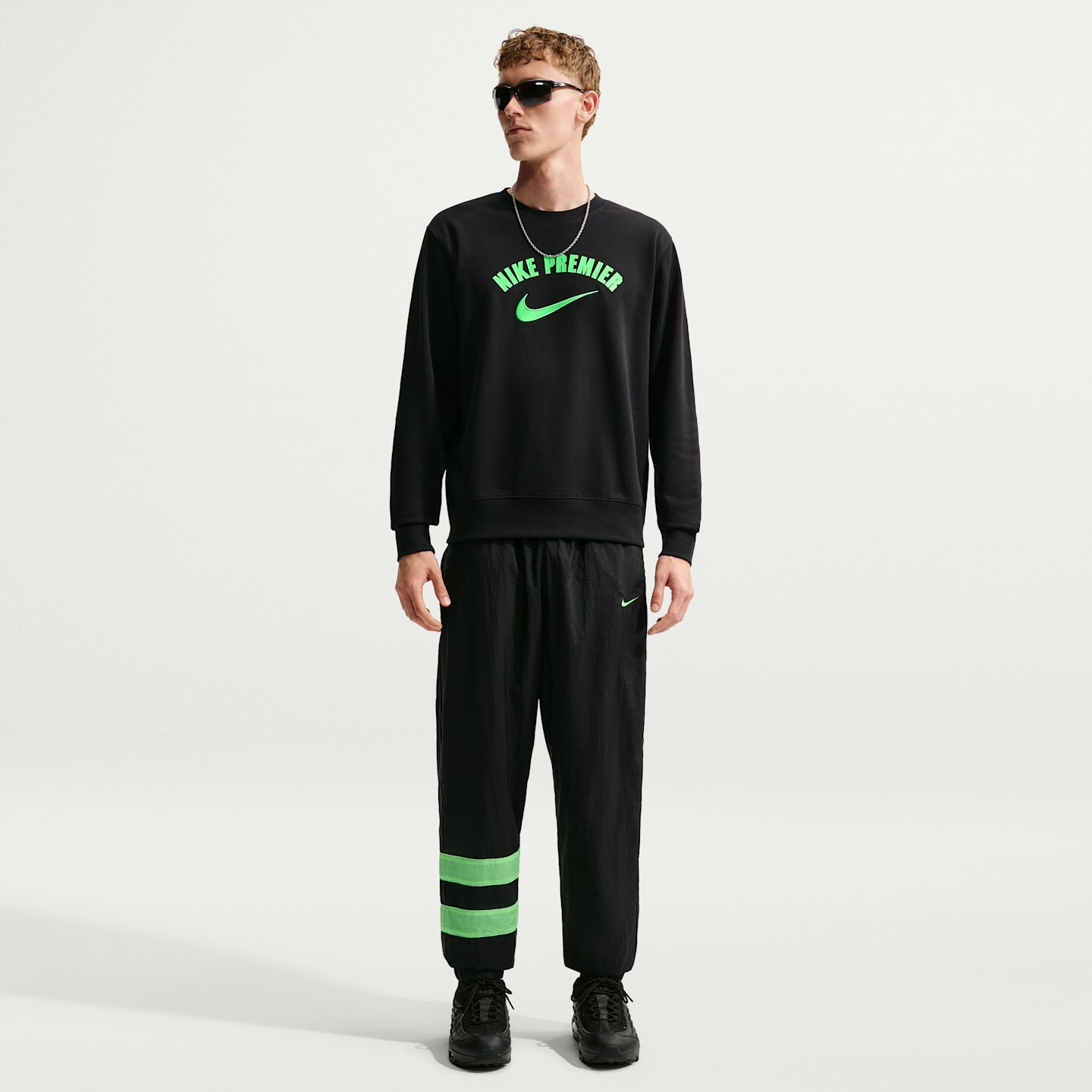 Мужской футбольный флисовый свитшот Nike Premier Dri-FIT, цвет: Чёрный / Зелёный — фото 4