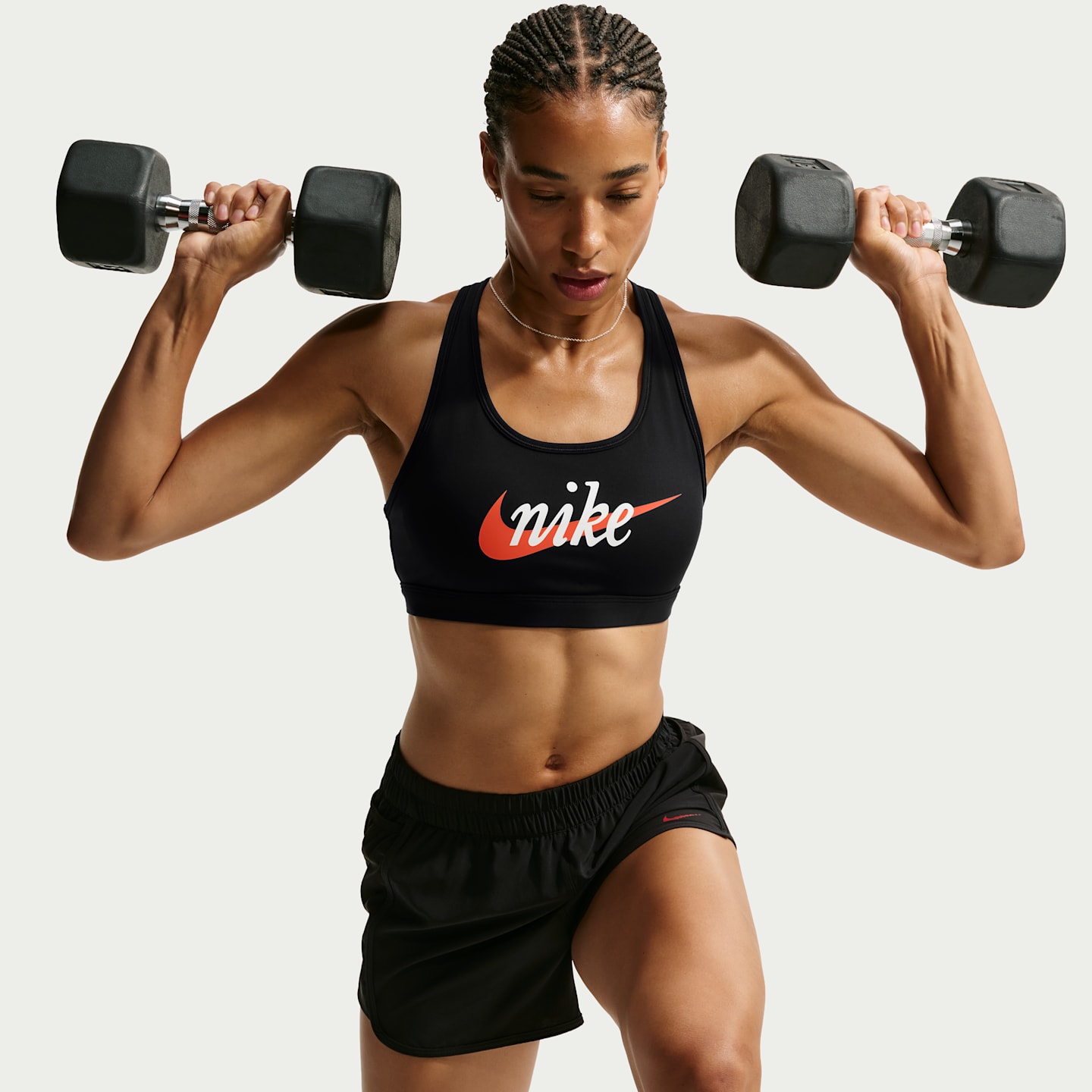 Спортивное бра Swoosh, уплотнённая чашка, средняя поддержка — Nike, цвет: Чёрный / Оранжевый — фото 3