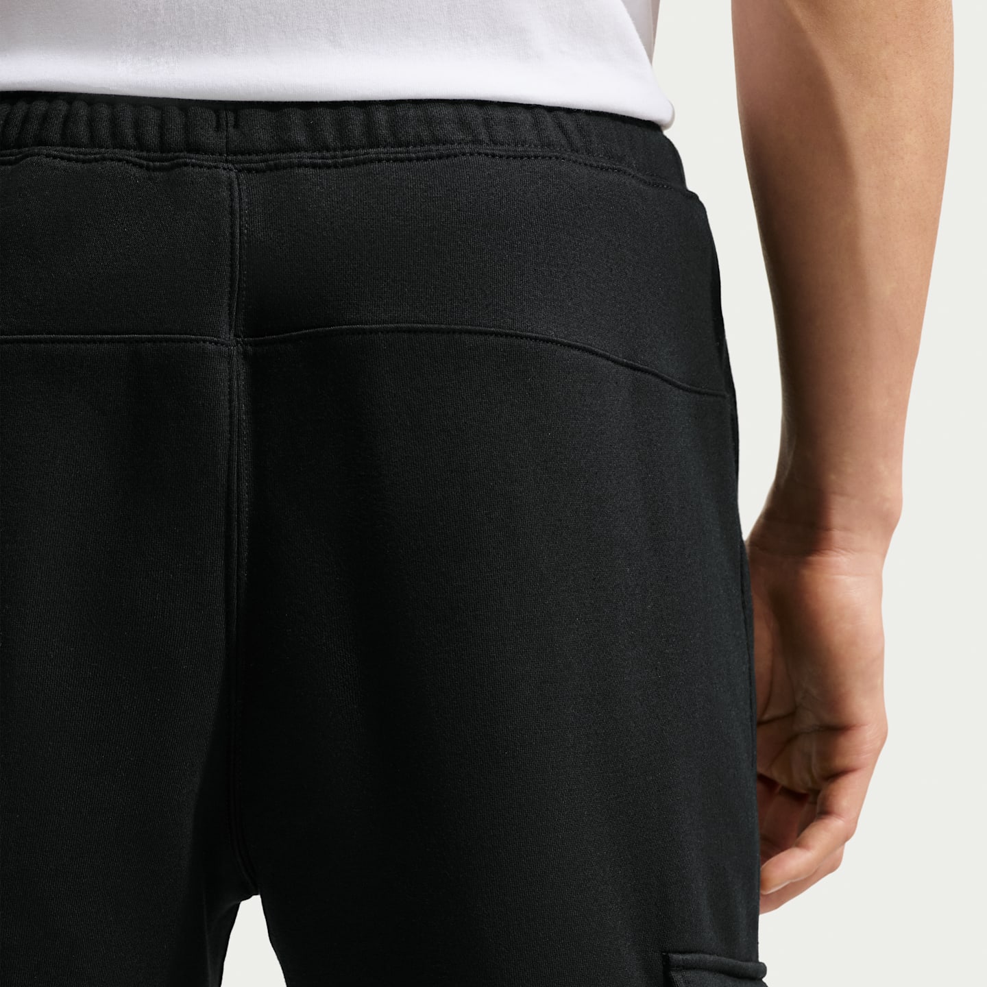 Мужские флисовые брюки-карго с открытым низом Nike Club, цвет: Чёрный / Белый — фото 3