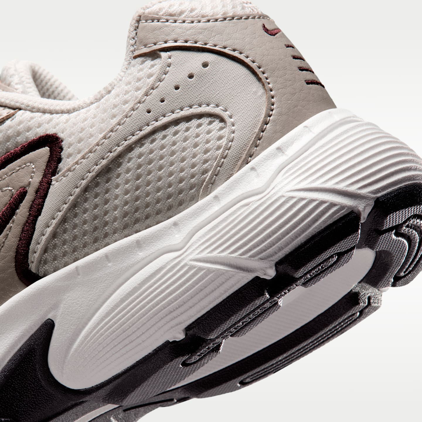 Детские кроссовки Nike Stratos Shift 2000 Shoes, цвет: Кремовый / Чёрный — фото 8
