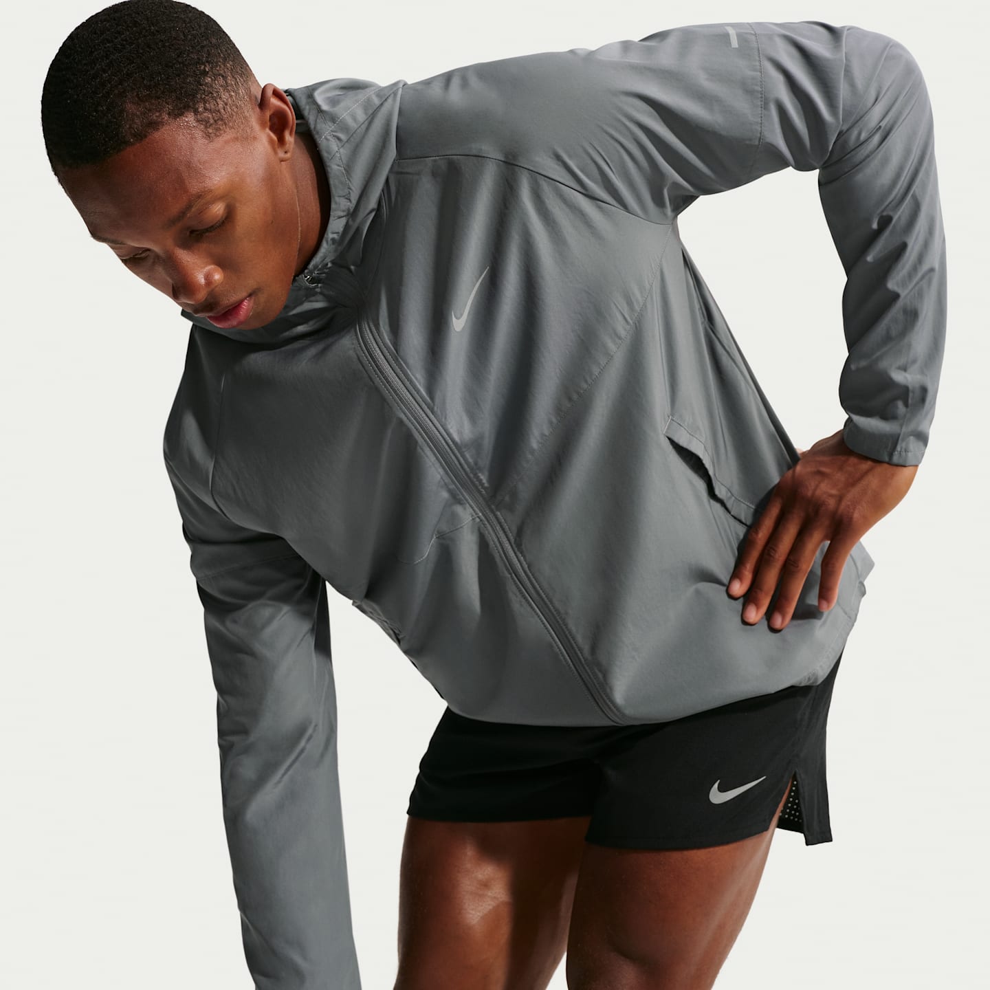 Мужская беговая куртка Nike Miler Repel, цвет: Дымчатый серый — фото 3
