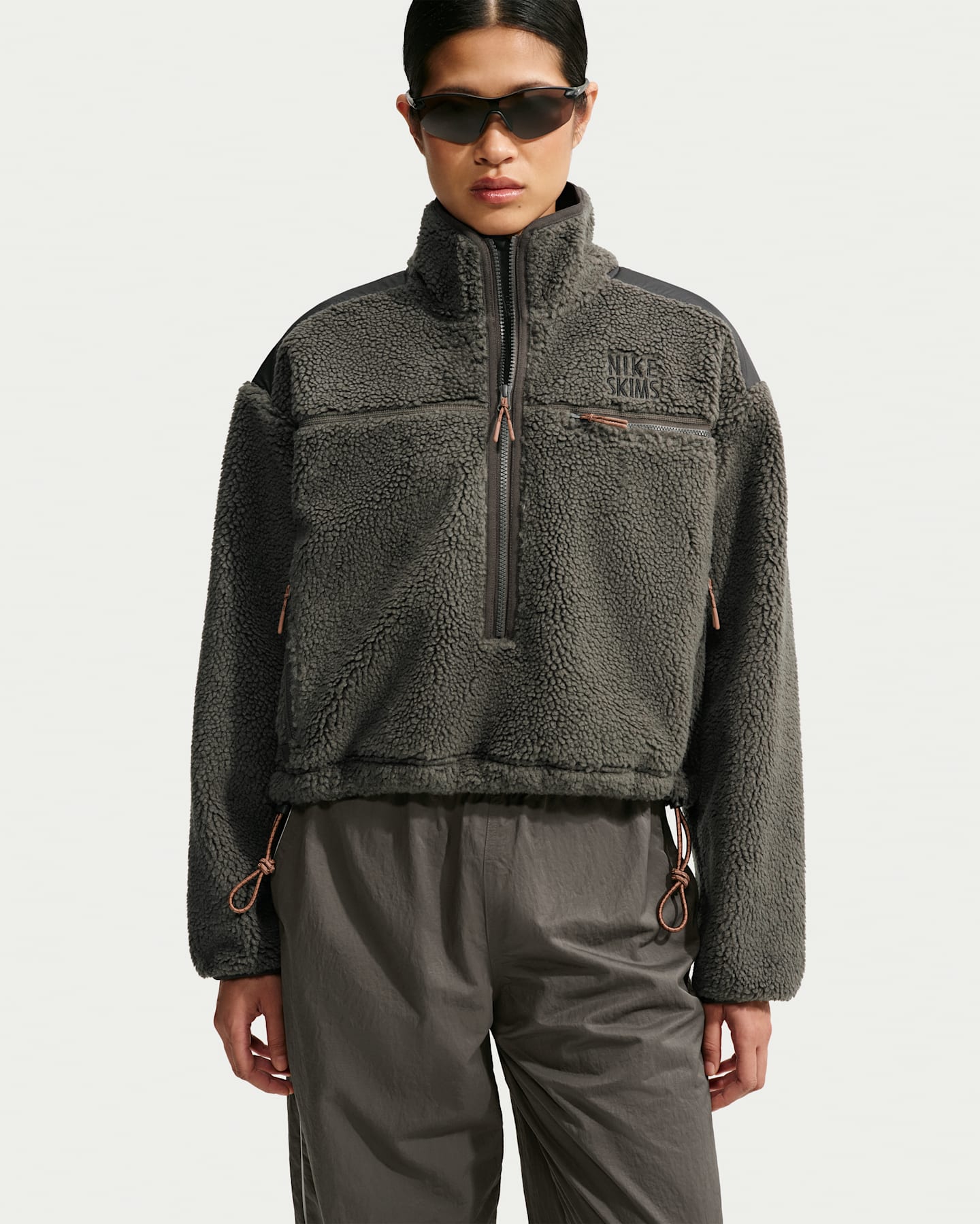Женская куртка NikeSKIMS Sherpa Oversized 3/4-Zip, цвет: Обсидиановый — фото 9