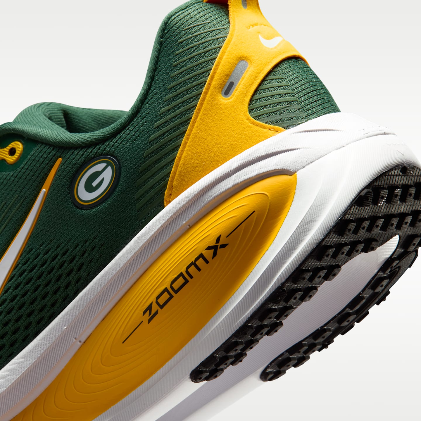 Мужские кроссовки Nike Vomero 18 (Green Bay Packers) NFL Road Running, цвет: Золотой / Белый — фото 8
