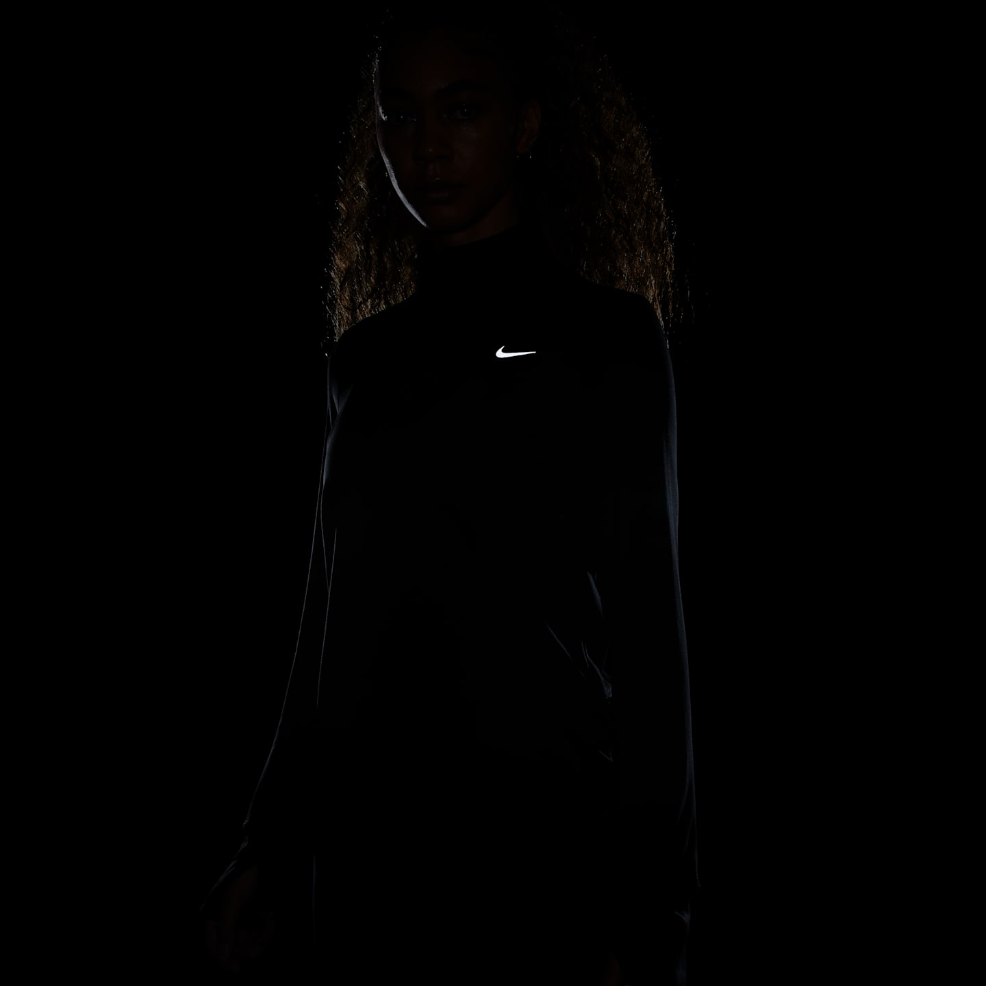 Женский беговой топ Nike Swift Element с UV-защитой на молнии 1/4, цвет: Чёрный — фото 7