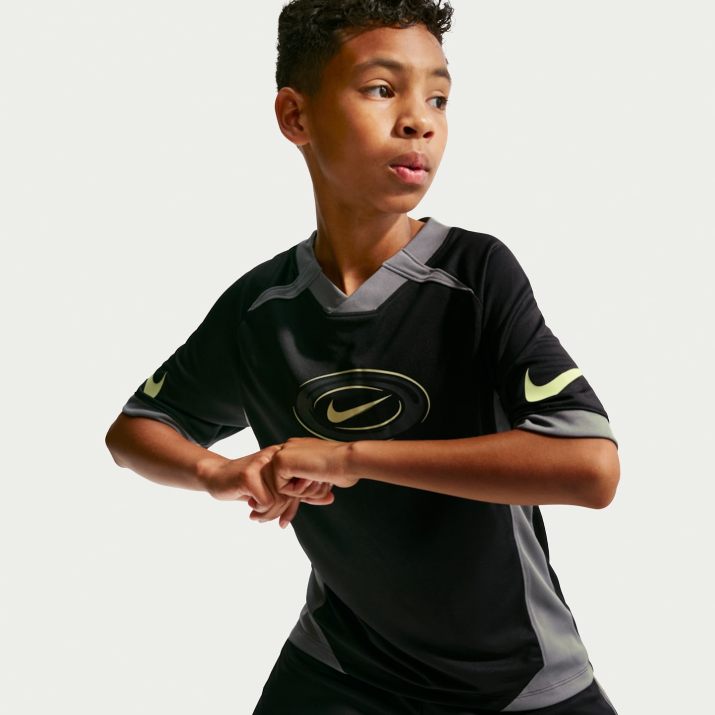 Топ Nike Multi Dri-FIT Short-Sleeve для мальчиков, цвет: Чёрный / Дымчатый серый — фото 3