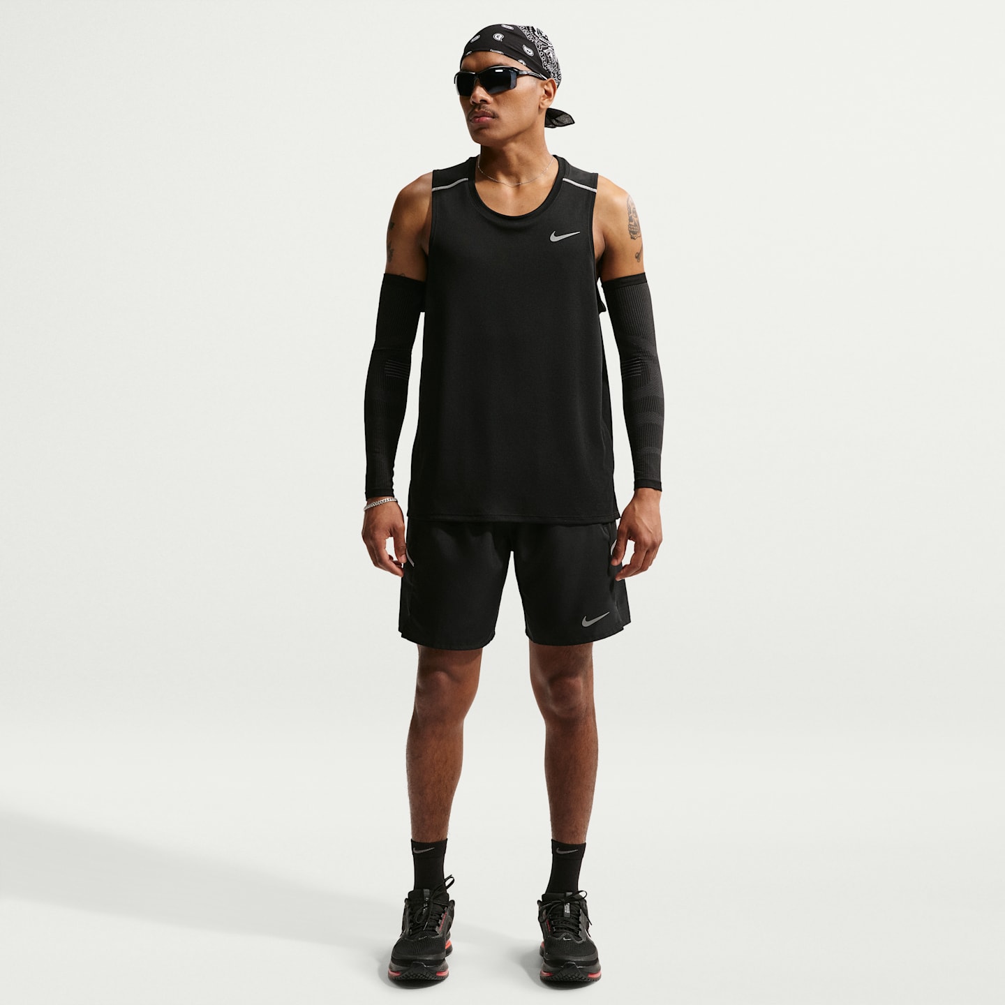 Мужской беговой топ-майка Nike Miler Dri-FIT, цвет: Чёрный — фото 4