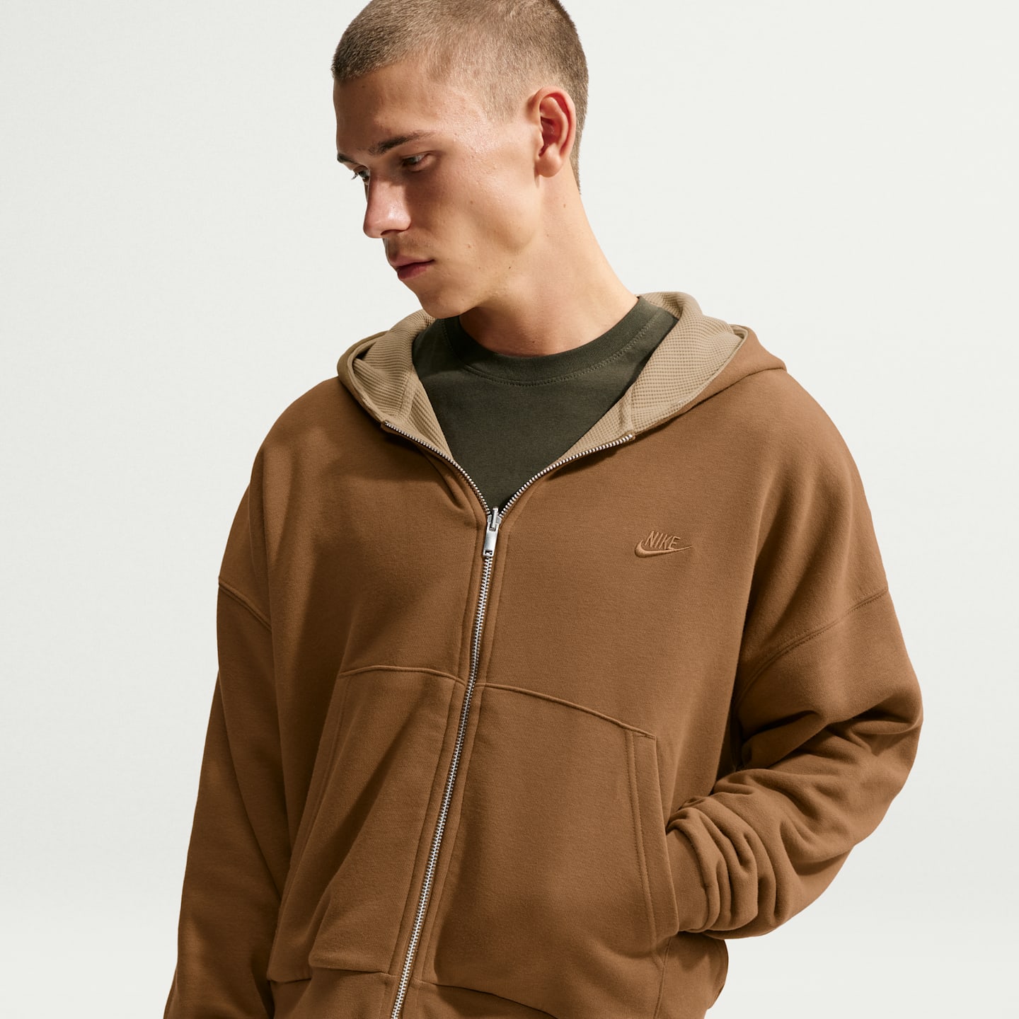 Мужское флисовое двустороннее худи оверсайз на молнии Nike Club, цвет: Коричневый / Бежевый — фото 1
