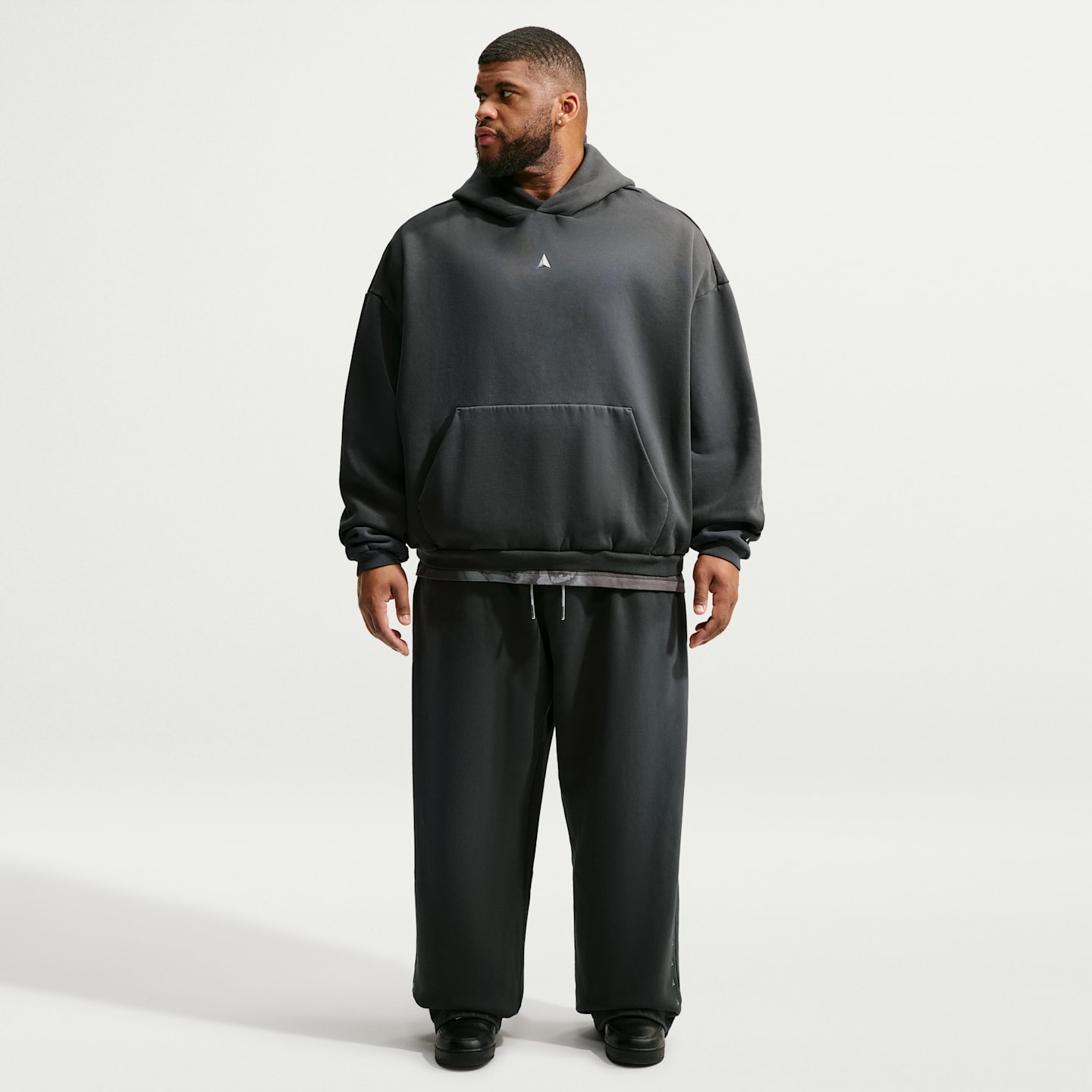 Мужское флисовое баскетбольное худи Nike Ja Standard Issue Therma-FIT, цвет: Чёрный еловый / Ледяной серебряный — фото 9