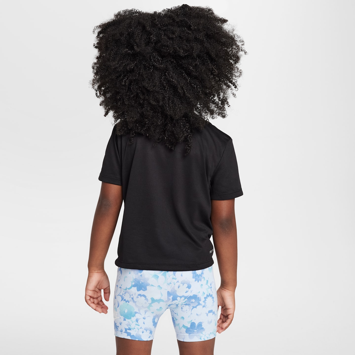 Топ Nike One Fitted Dri-FIT Short-Sleeve для девочек, цвет: Чёрный — фото 2