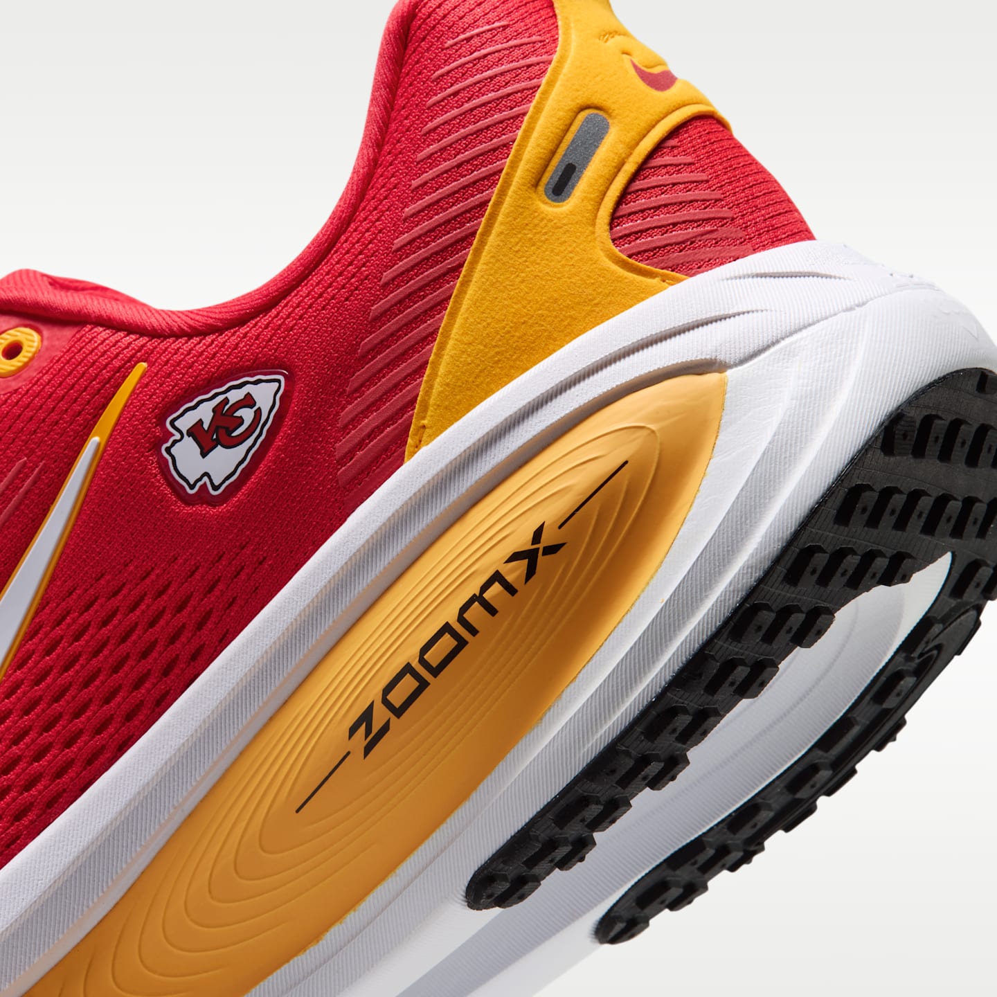 Мужские кроссовки Nike Vomero 18 (Kansas City Chiefs) NFL Road Running, цвет: Красный / Золотой — фото 8