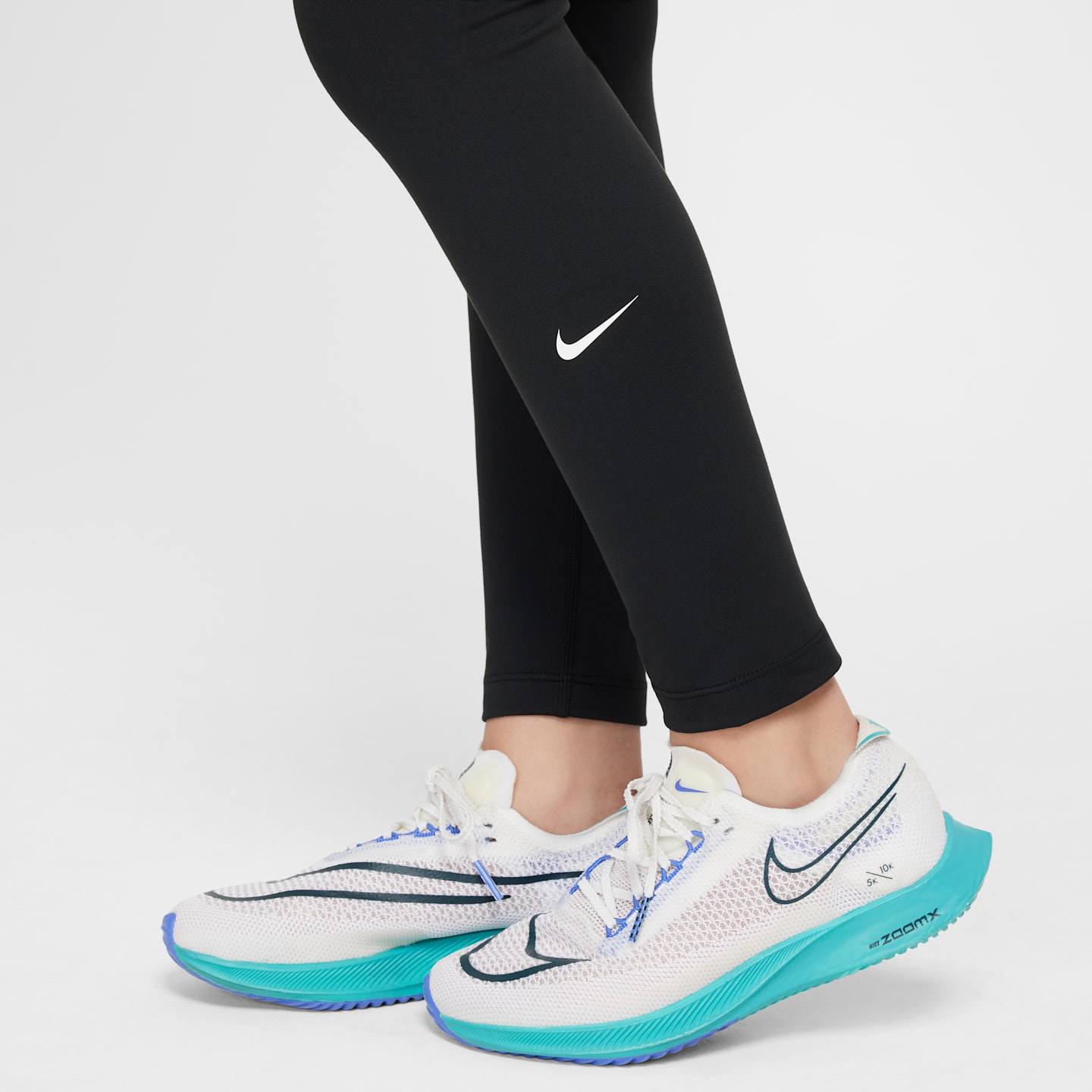 Детские леггинсы для девочек Nike One Dri-FIT с высокой талией, цвет: Чёрный / Белый — фото 3
