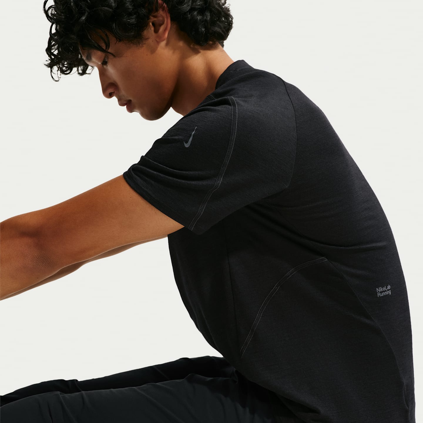 Мужской топ NikeLab Running Wool-Blend Short-Sleeve Top, цвет: Чёрный / Антрацитовый — фото 3