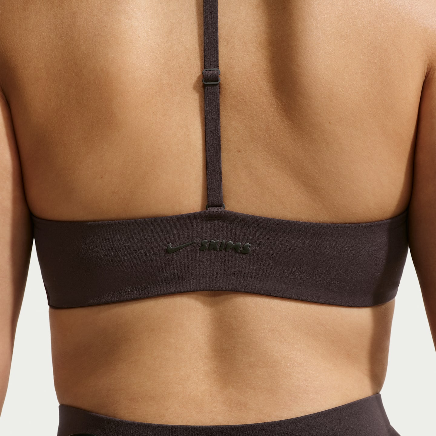 Женский спортивный бюстгальтер NikeSKIMS Studio Stretch треугольной формы, цвет: Кофейный — фото 12