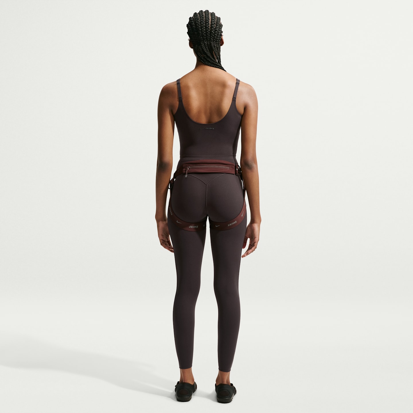 Женская майка NikeSKIMS Studio Stretch с глубоким вырезом, цвет: Кофейный — фото 5